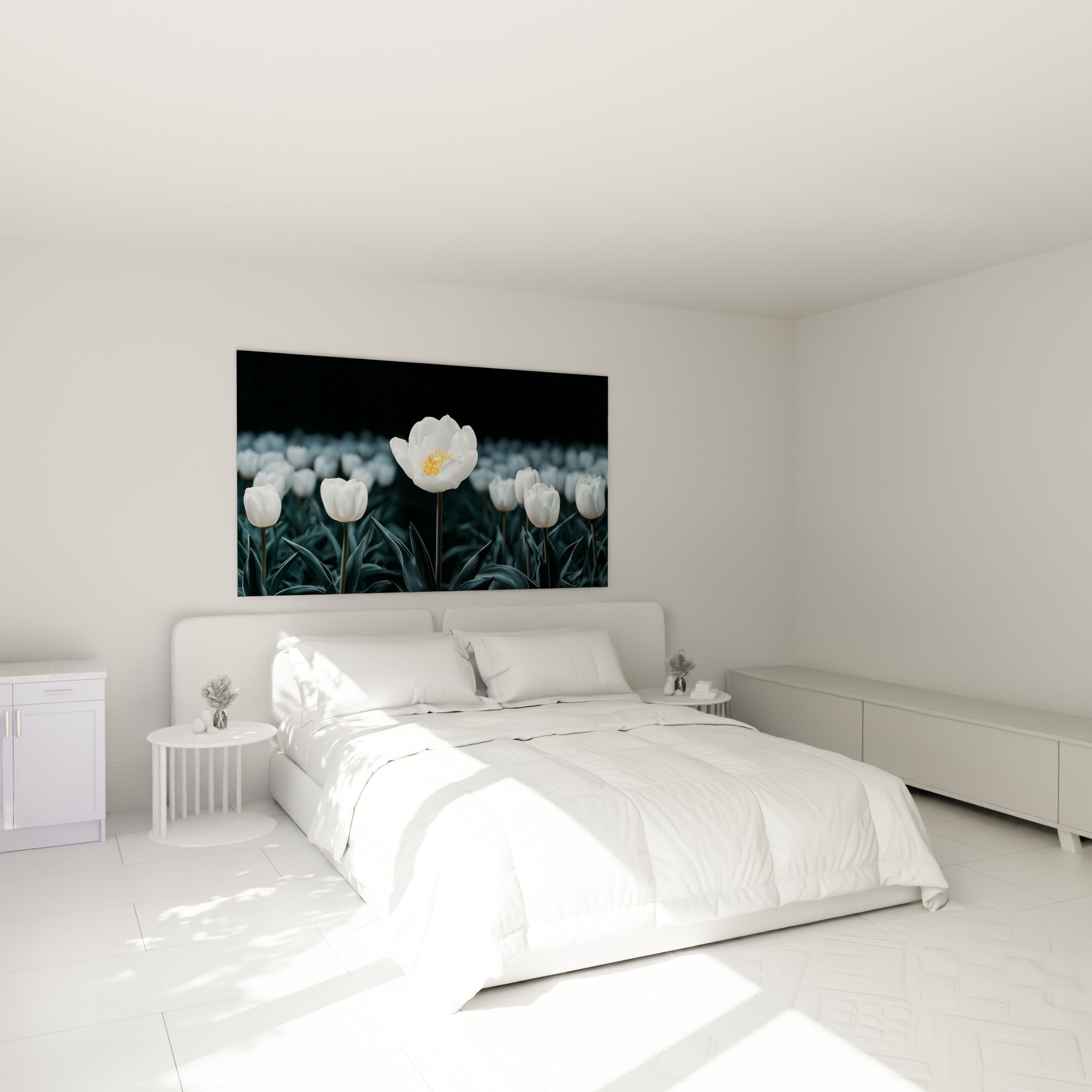Fleur blanche aux étamines dorées surplombe un lit dans une chambre claire et épurée