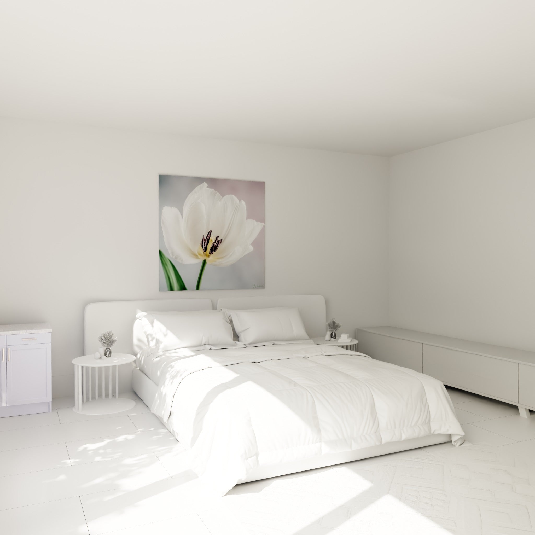 Tulipe blanche et pourpre en gros plan, accrochée au-dessus d'un lit dans une chambre claire