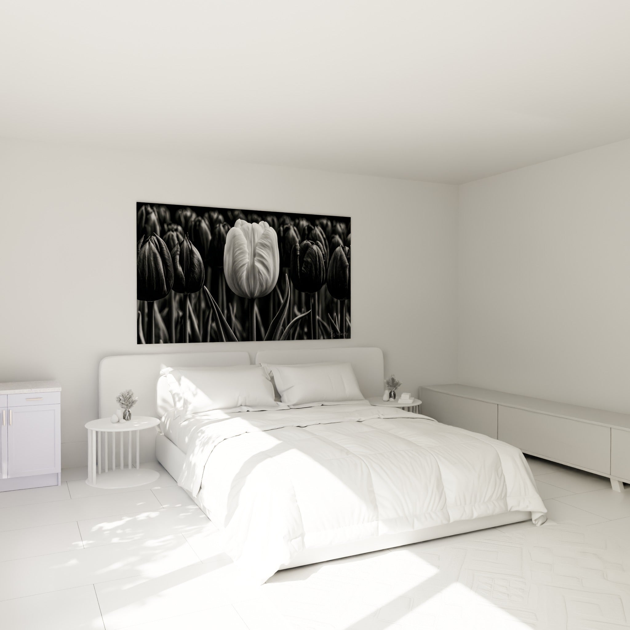 Fleur blanche isolée parmi des tulipes anthracite, accrochée au-dessus d'un lit dans une chambre claire