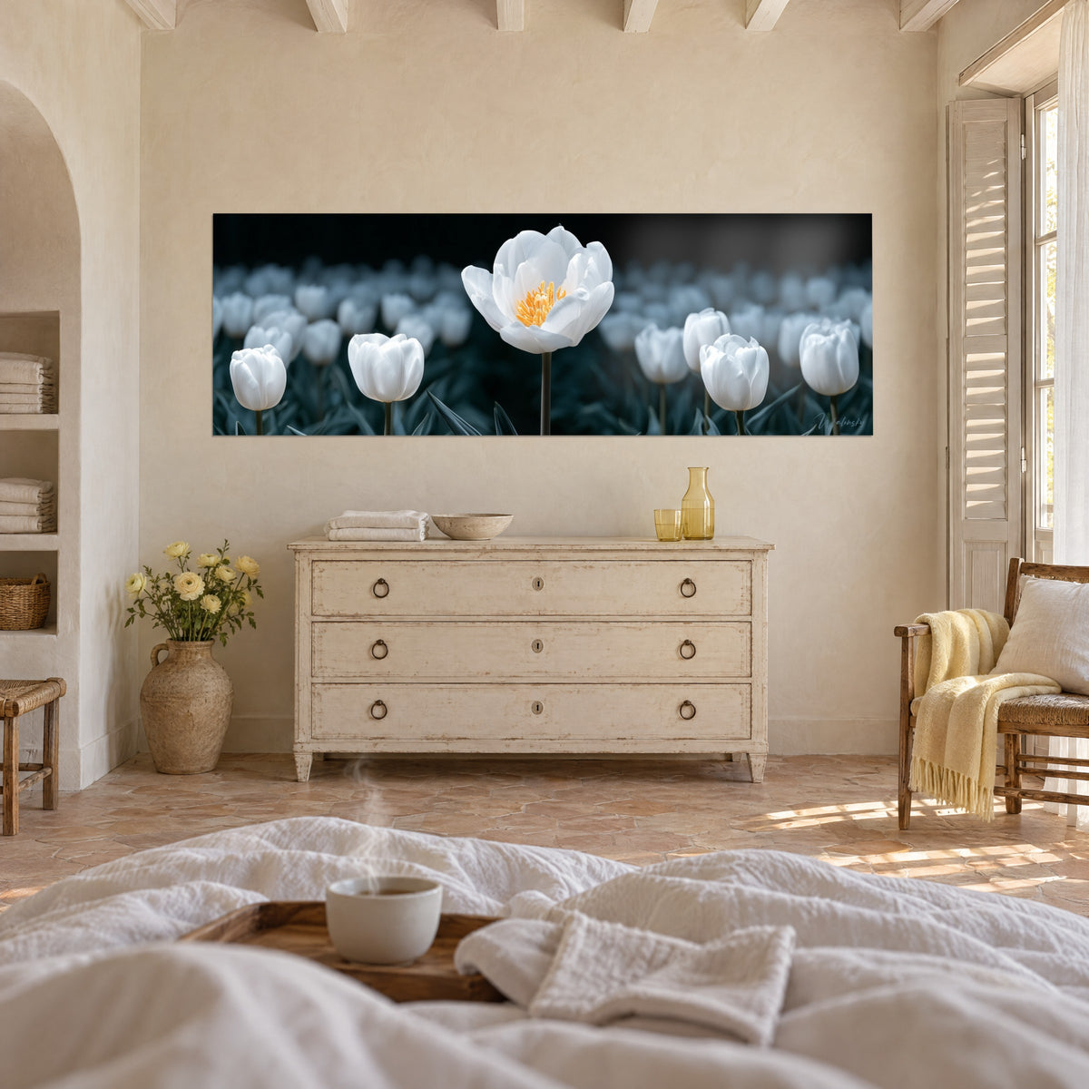 Tableau pétales crème déployés autour d'un cœur jaune, fond noir bleuté, commode claire, au-dessus d'un lit dans une chambre claire