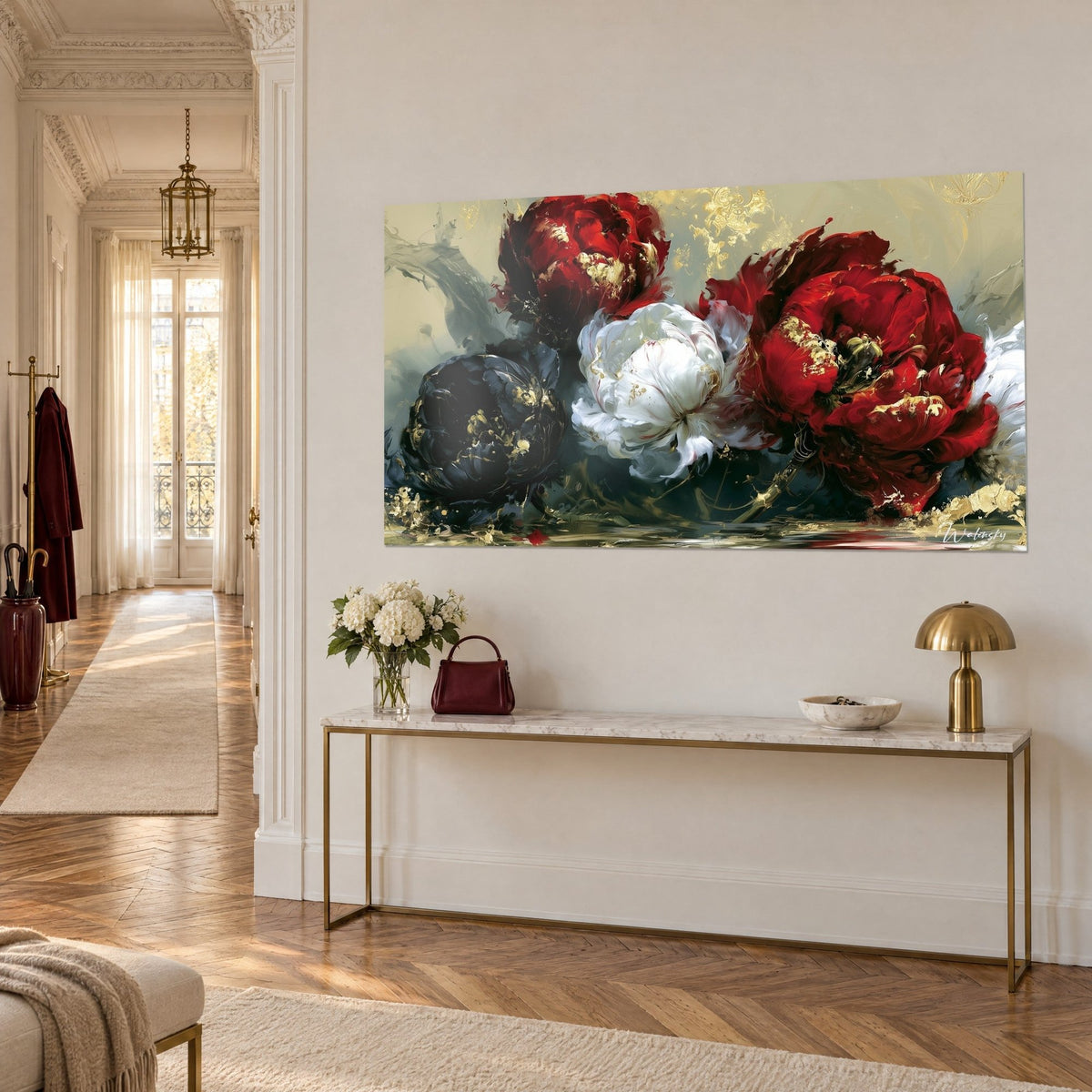 Tableau bouquet de fleurs sombres et écarlates, pétales ivoire aux éclats dorés, vu de trois-quarts sur un mur haussmannien