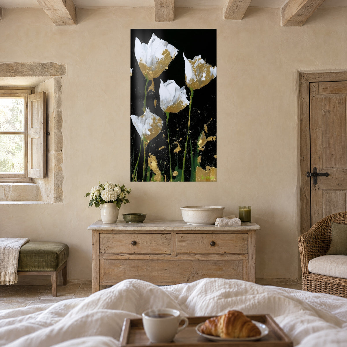 Tableau bouquet de tulipes crème lacées d'or, tiges vertes dégoulinantes sur noir profond, au-dessus d'un lit dans une chambre claire