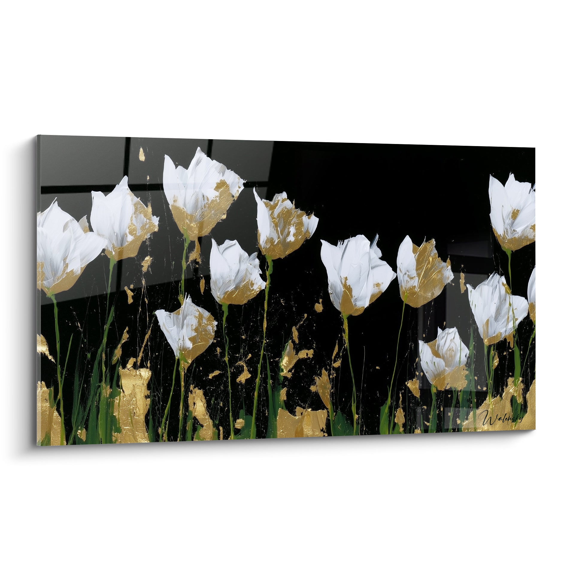 Tulipes blanches aux reflets dorés dressées sur un fond noir intense et texturé