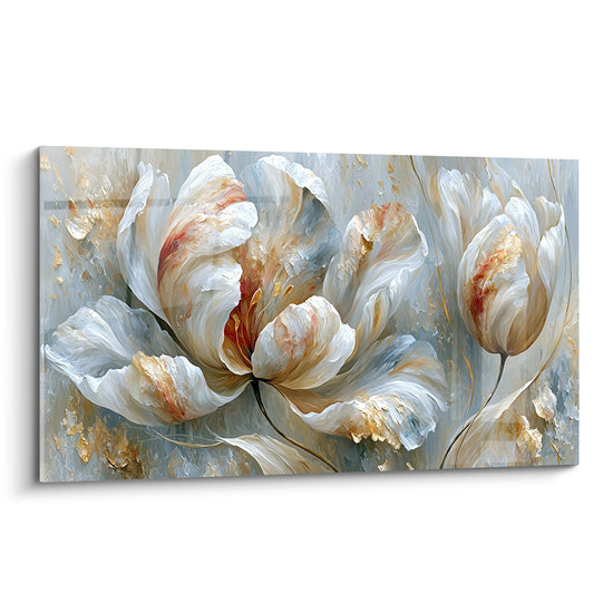 Tulipe blanche aux reflets dorés déployée sur fond gris ardoise, texture empâtée en gros plan