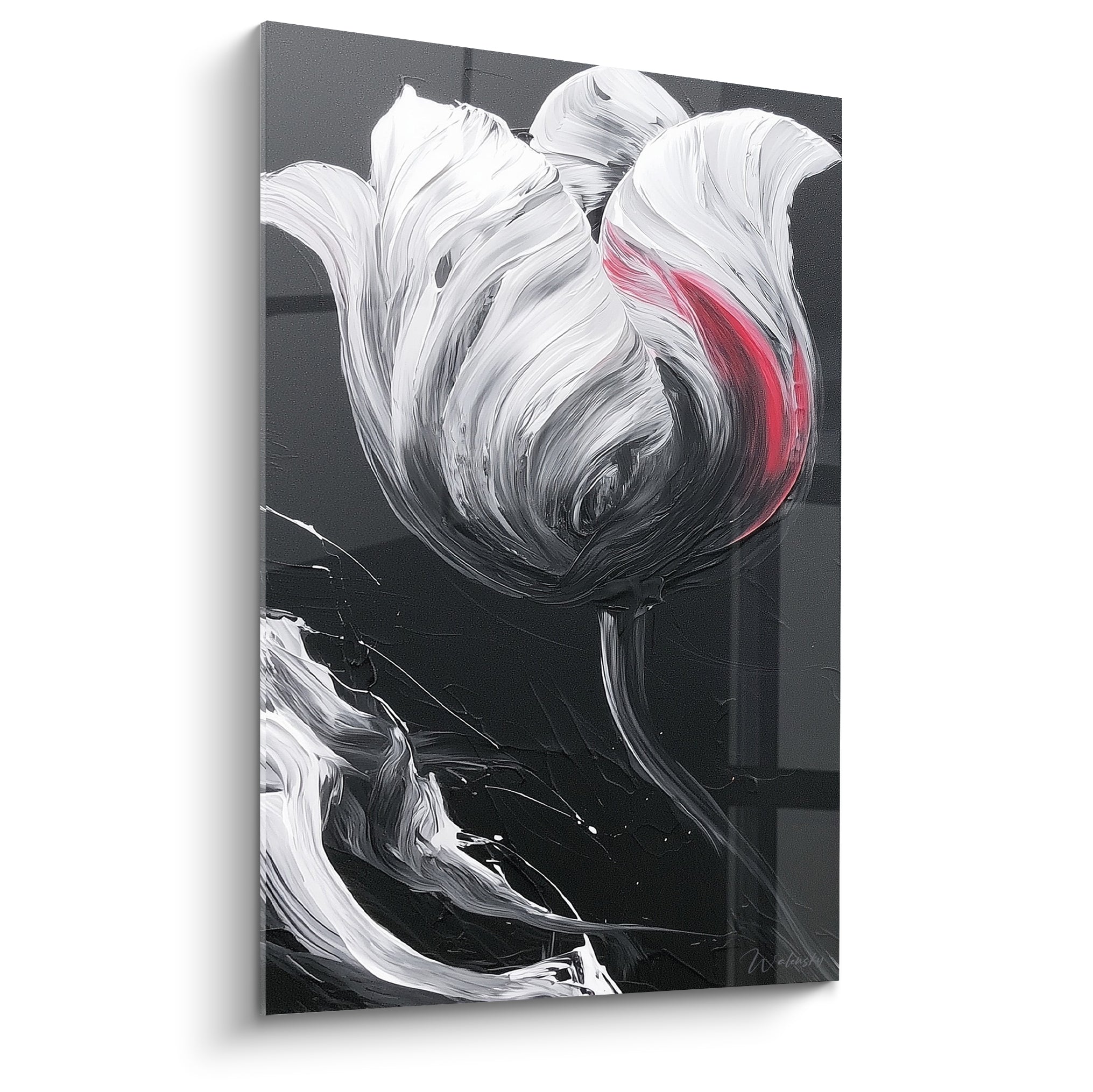 Tulipe blanche aux pétales sculptés, veine rouge vif, sur fond noir profond en pleine toile