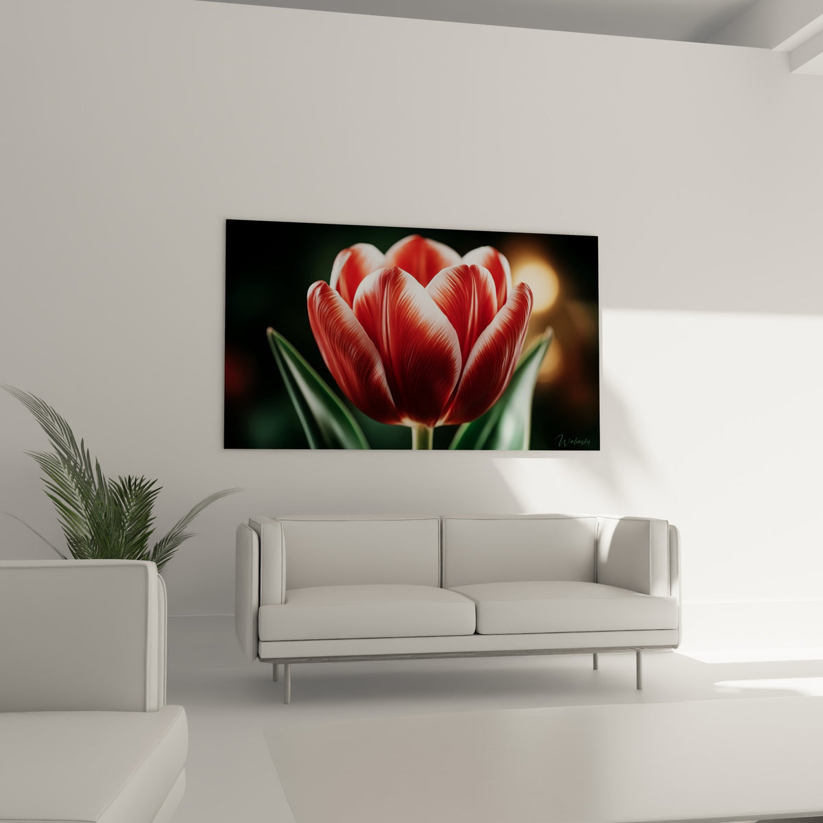 Fleur rouge et blanche à la texture veinée, disposée au-dessus d'un canapé dans un salon lumineux
