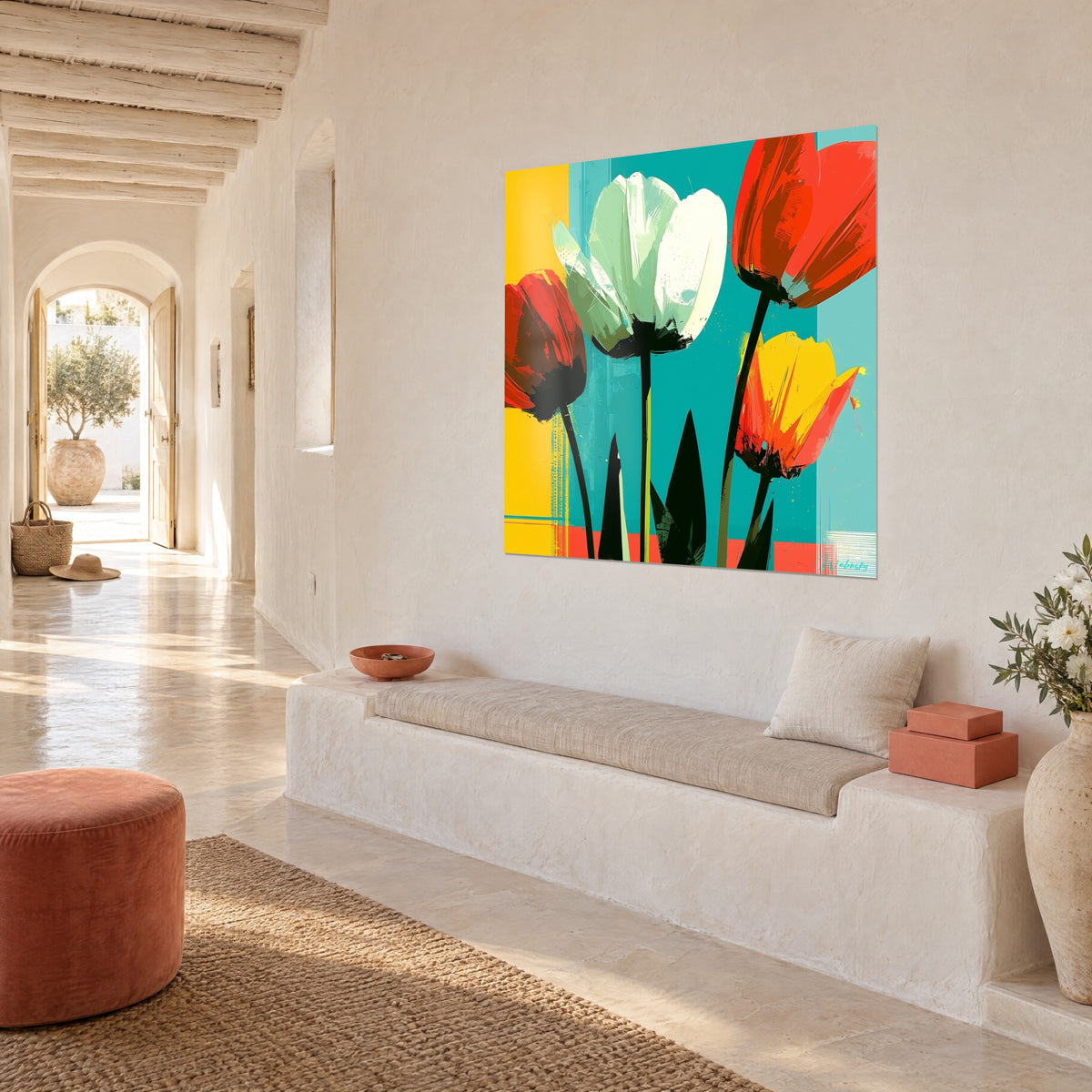 Quadro mazzo di tulipani in campiture di colore vivaci, petali scarlatti e avorio, visto di tre quarti su una parete imbiancata