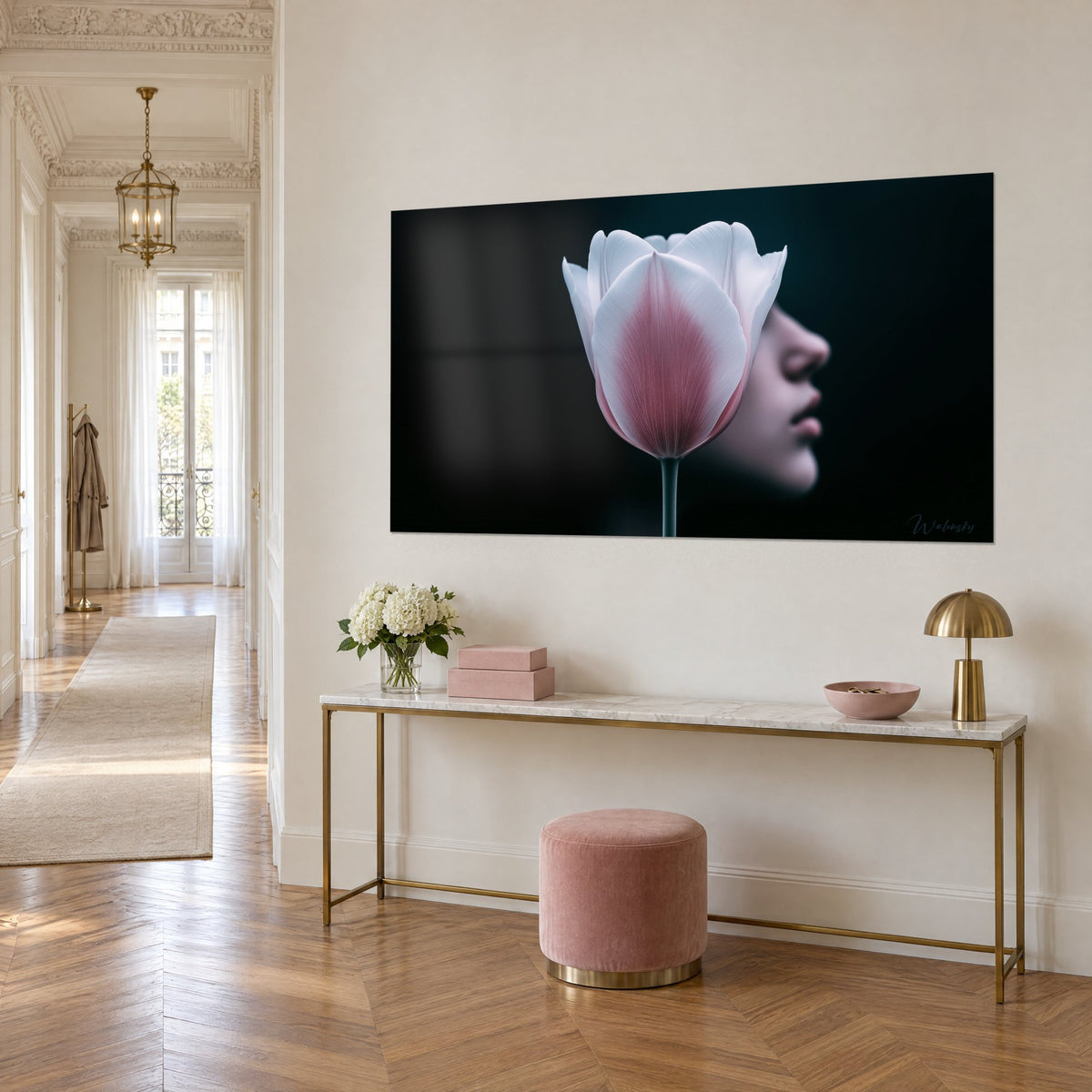 Tableau fleur ivoire veinée de rose, visage voilé de profil sur fond bleu nuit, console dorée, appartement haussmannien