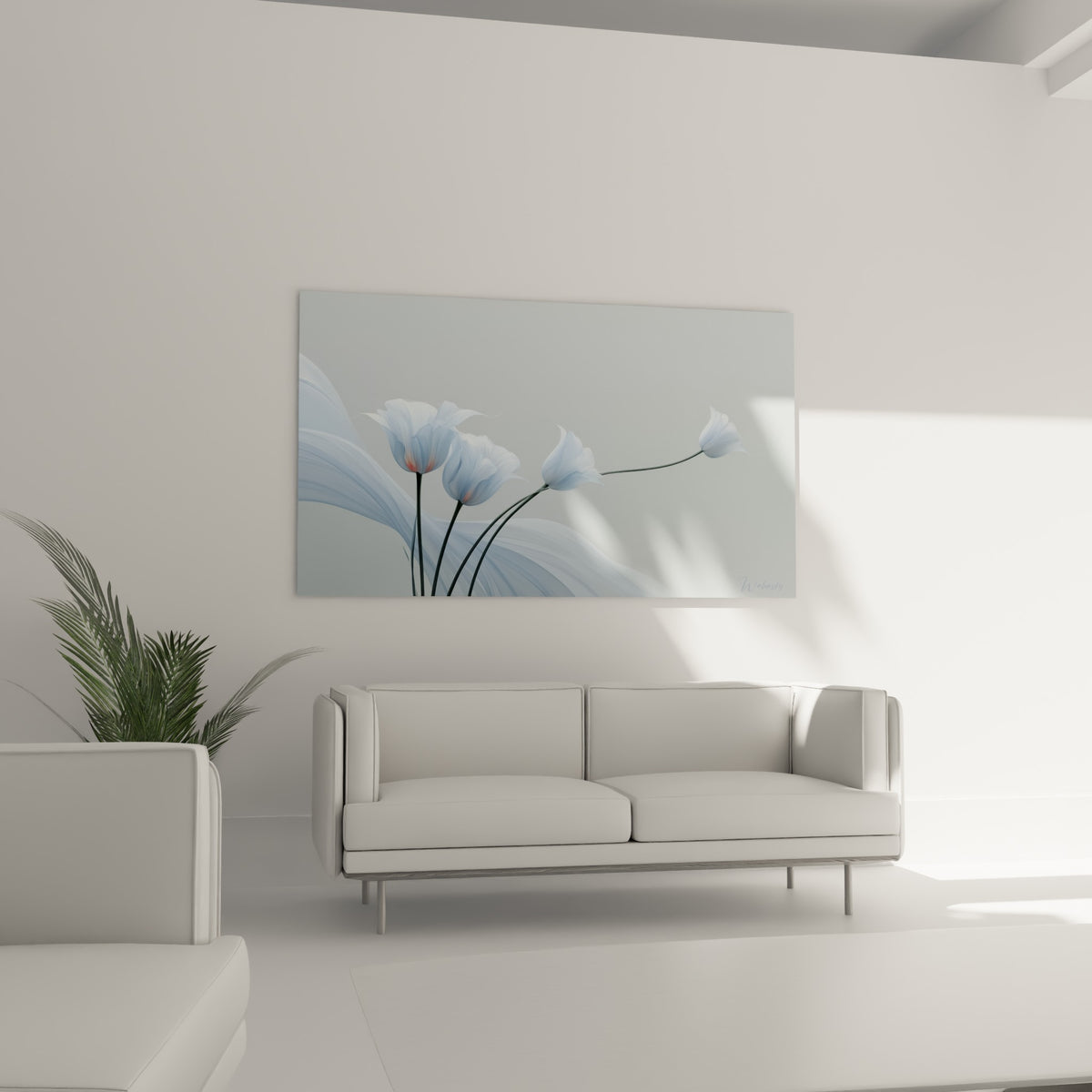 Fleurs bleu ciel et blanches aux tiges courbées surplombent un canapé dans un salon lumineux