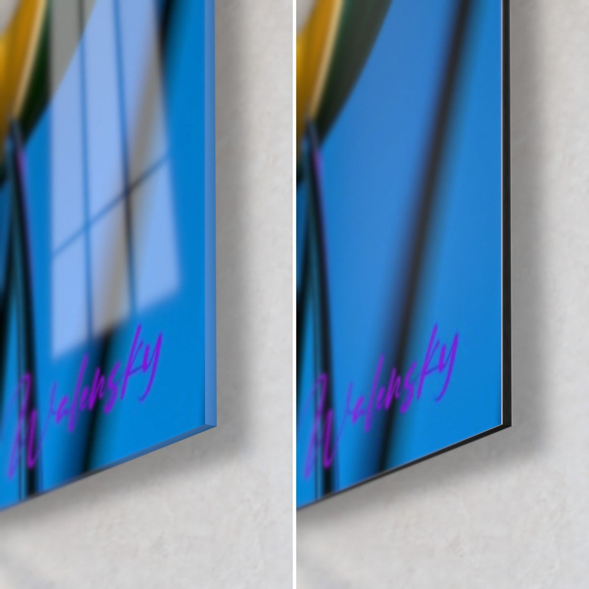 Tableau fleurs électriques sur fond bleu nuit, coin bas droit : verre brillant à gauche, Dibond mat à droite, tranche de 3 mm