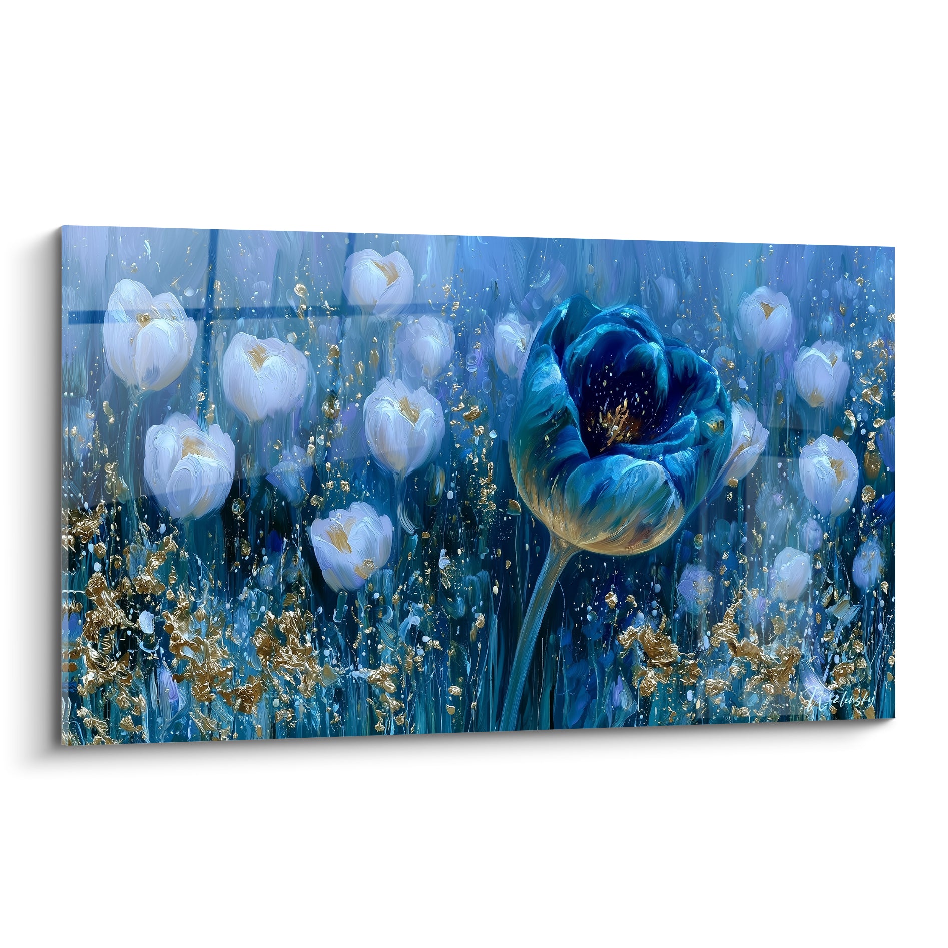 Tulipe bleu marine sublimée par un éclat doré, entourée de fleurs blanches sur fond nocturne