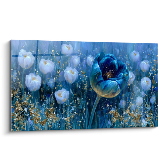 Tulipe bleu marine sublimée par un éclat doré, entourée de fleurs blanches sur fond nocturne