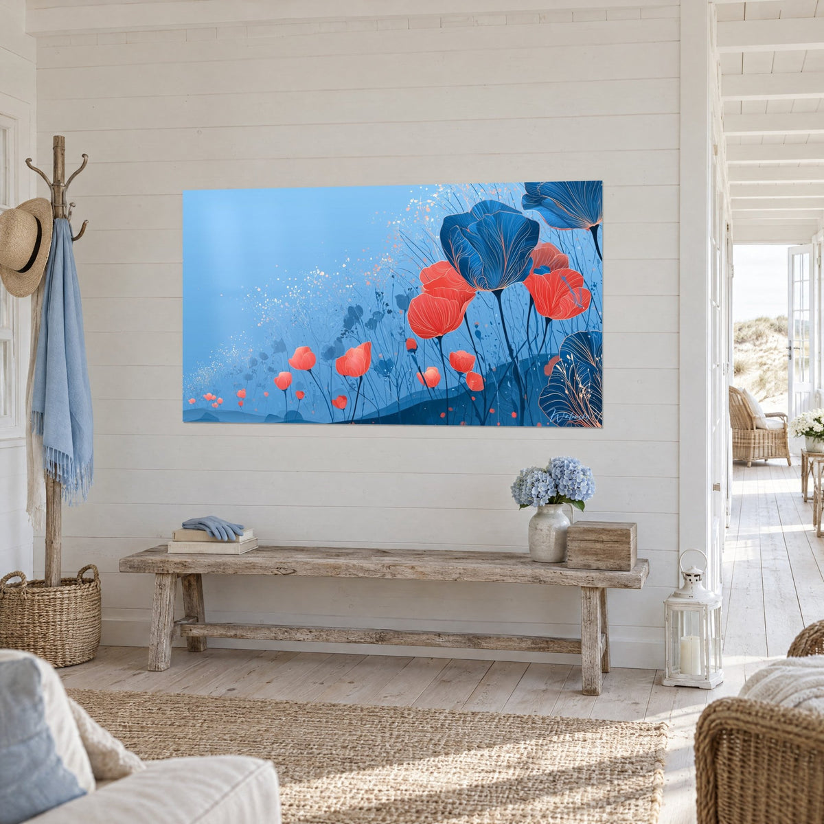 Tableau fleurs géantes bleu nuit et rouge corail, tiges sombres et pollen doré, mur blanc lambrissé de bord de mer