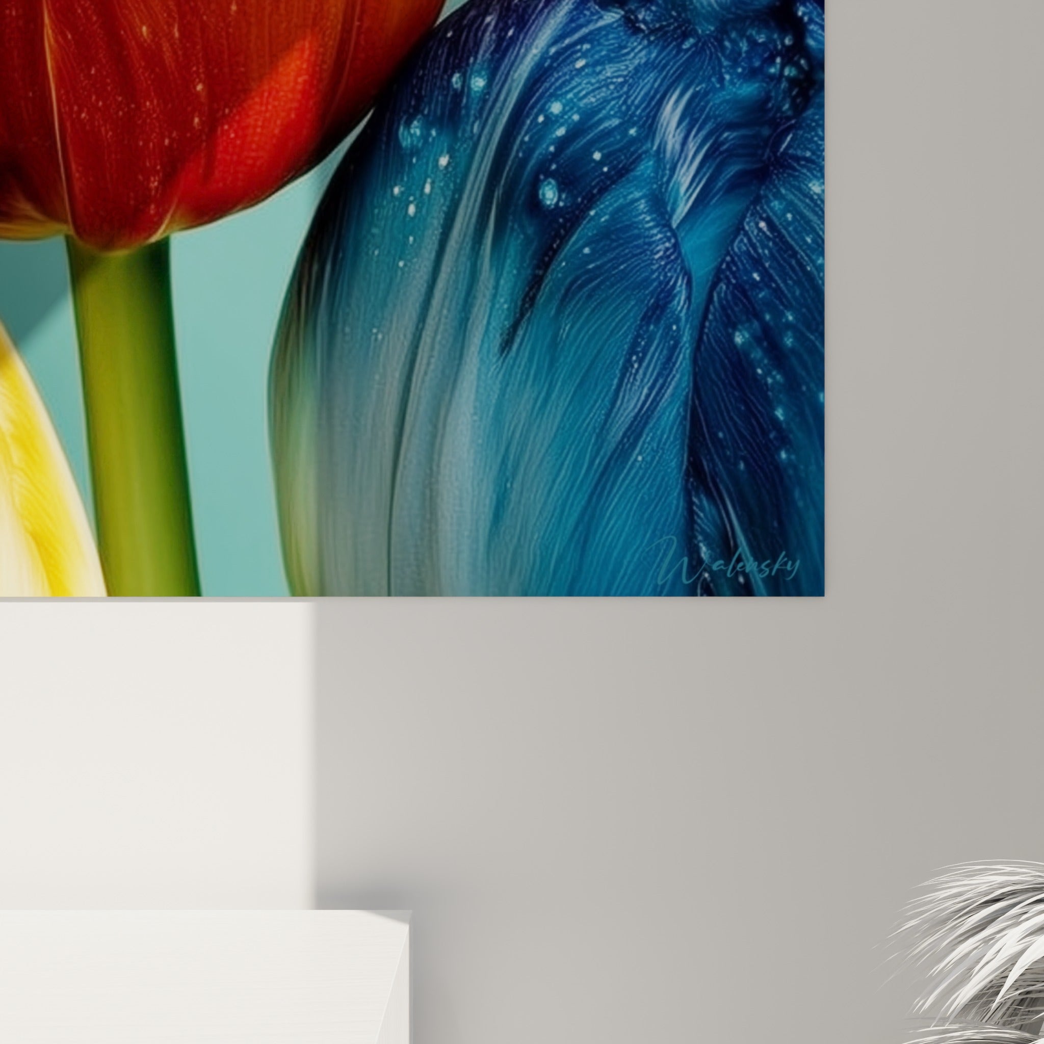 Nervures dorées et coulures bleu marine des pétales de tulipe visibles en gros plan sur la matière imprimée