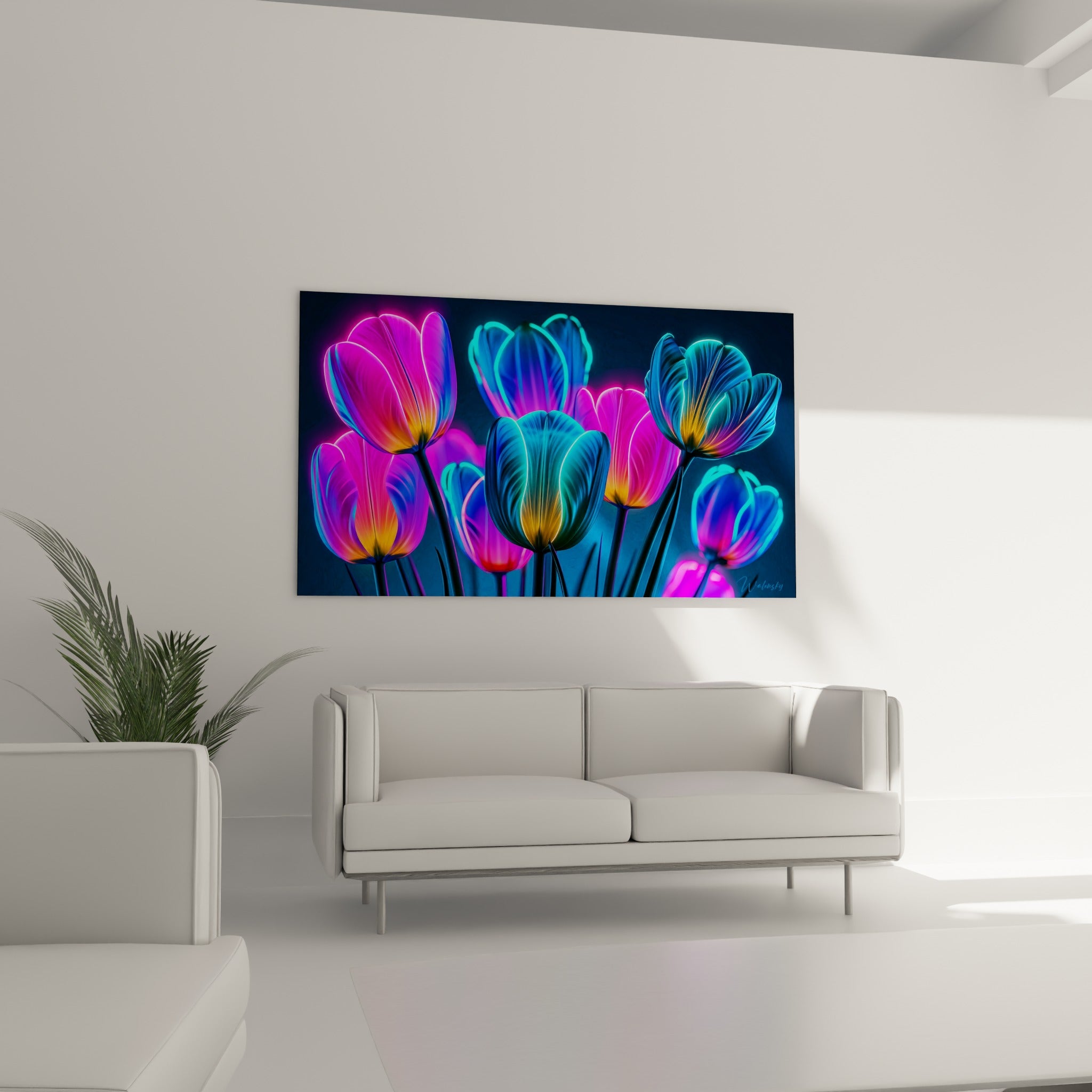 Fleurs bleu électrique et fuchsia lumineuses, tulipe au-dessus d'un canapé dans un salon lumineux