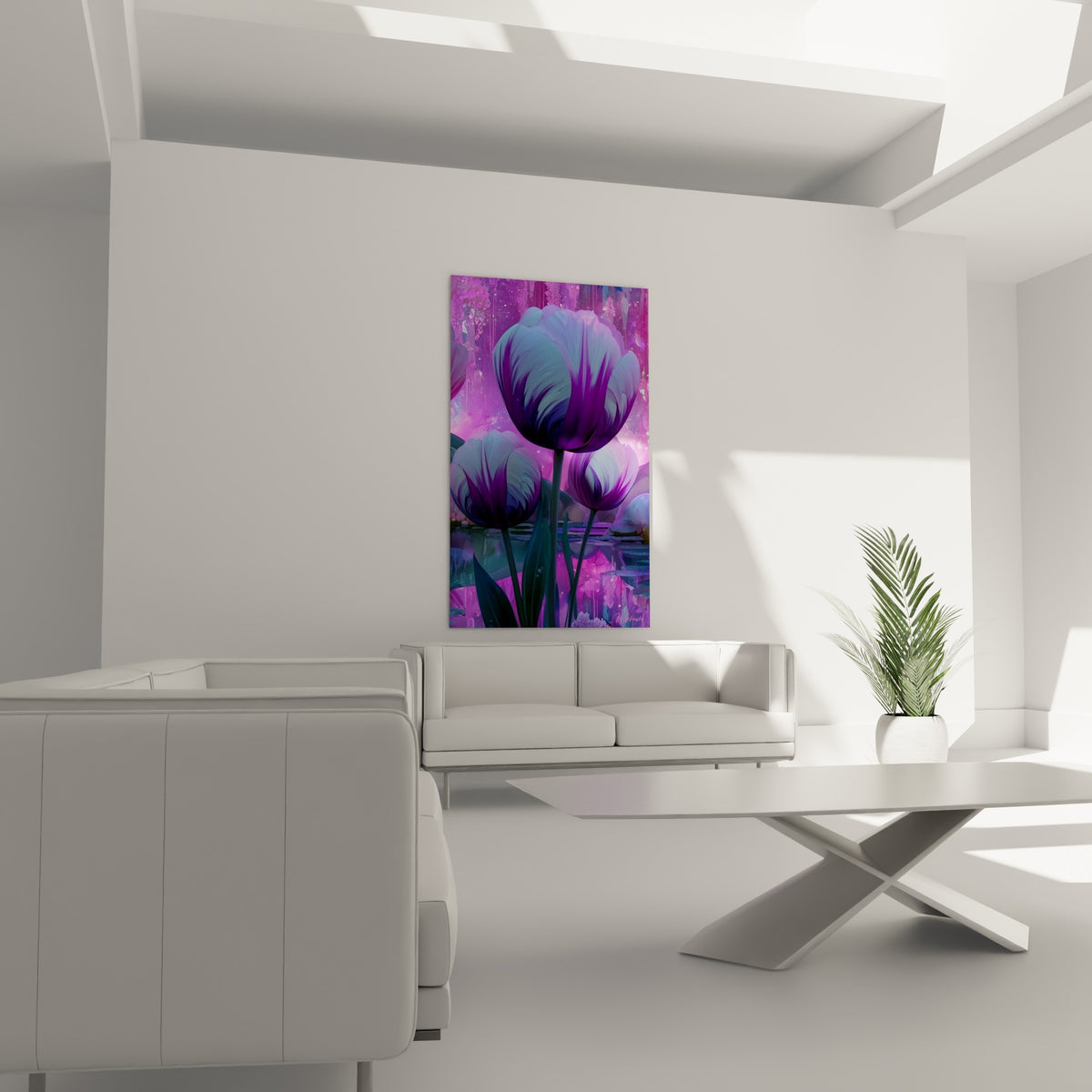 Fleurs de tulipe violet intense et bleu nuit, suspendues au-dessus d'un canapé dans un salon lumineux