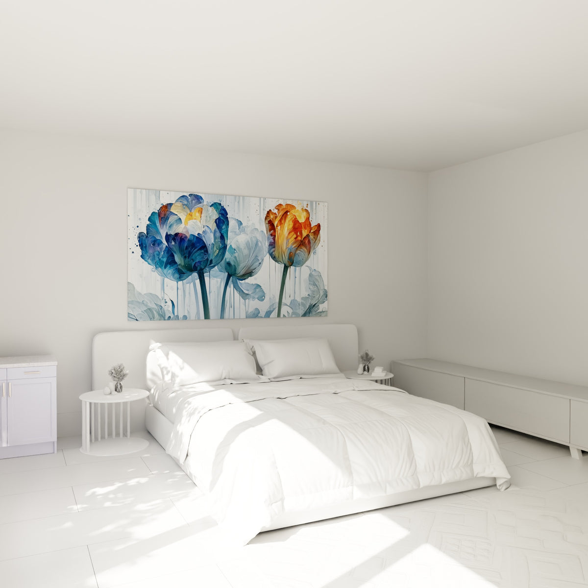 Tulipes bleu pastel et orange vif accrochées au-dessus d'un lit dans une chambre claire