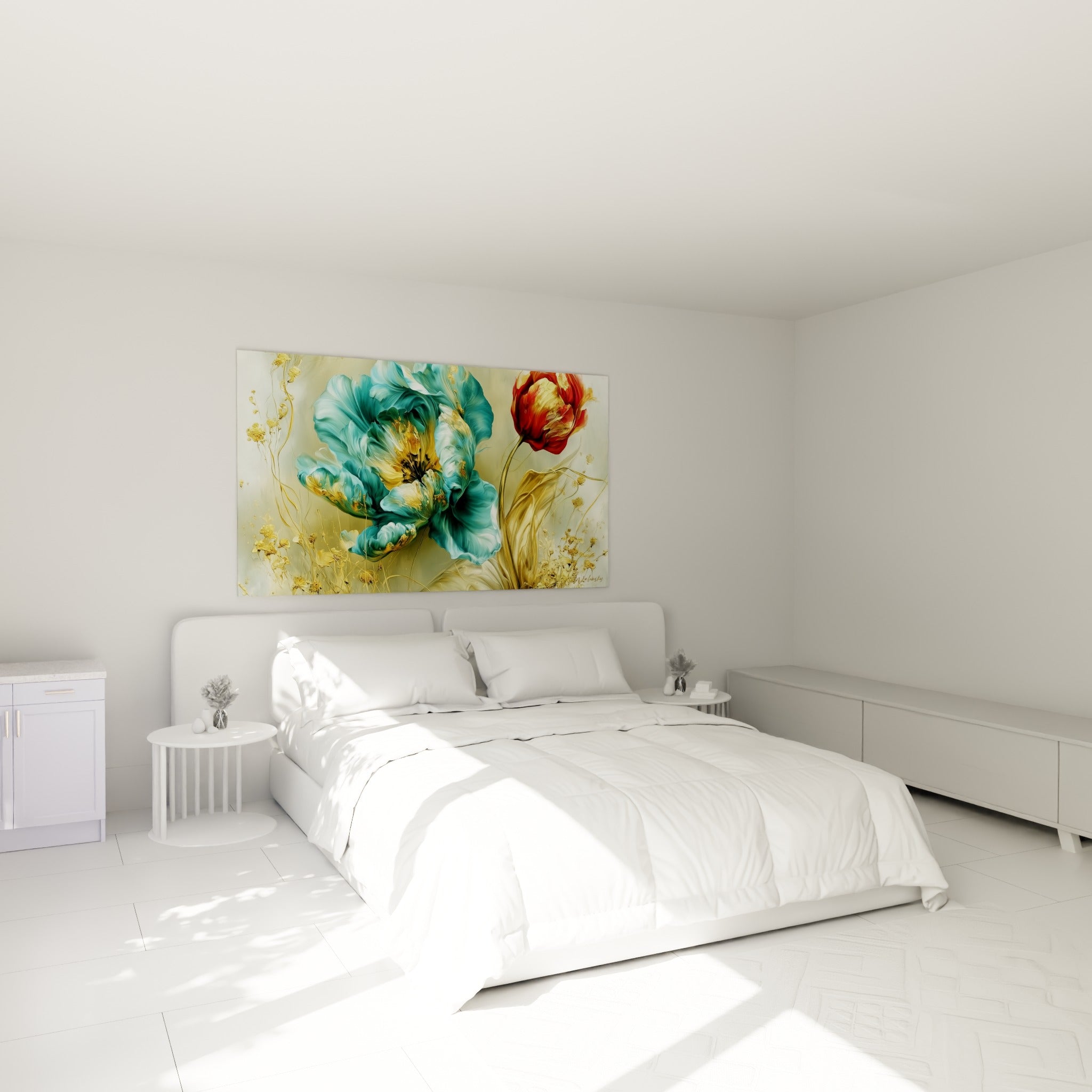 Pétales turquoise et dorés d'une tulipe déployée au-dessus d'un lit dans une chambre claire