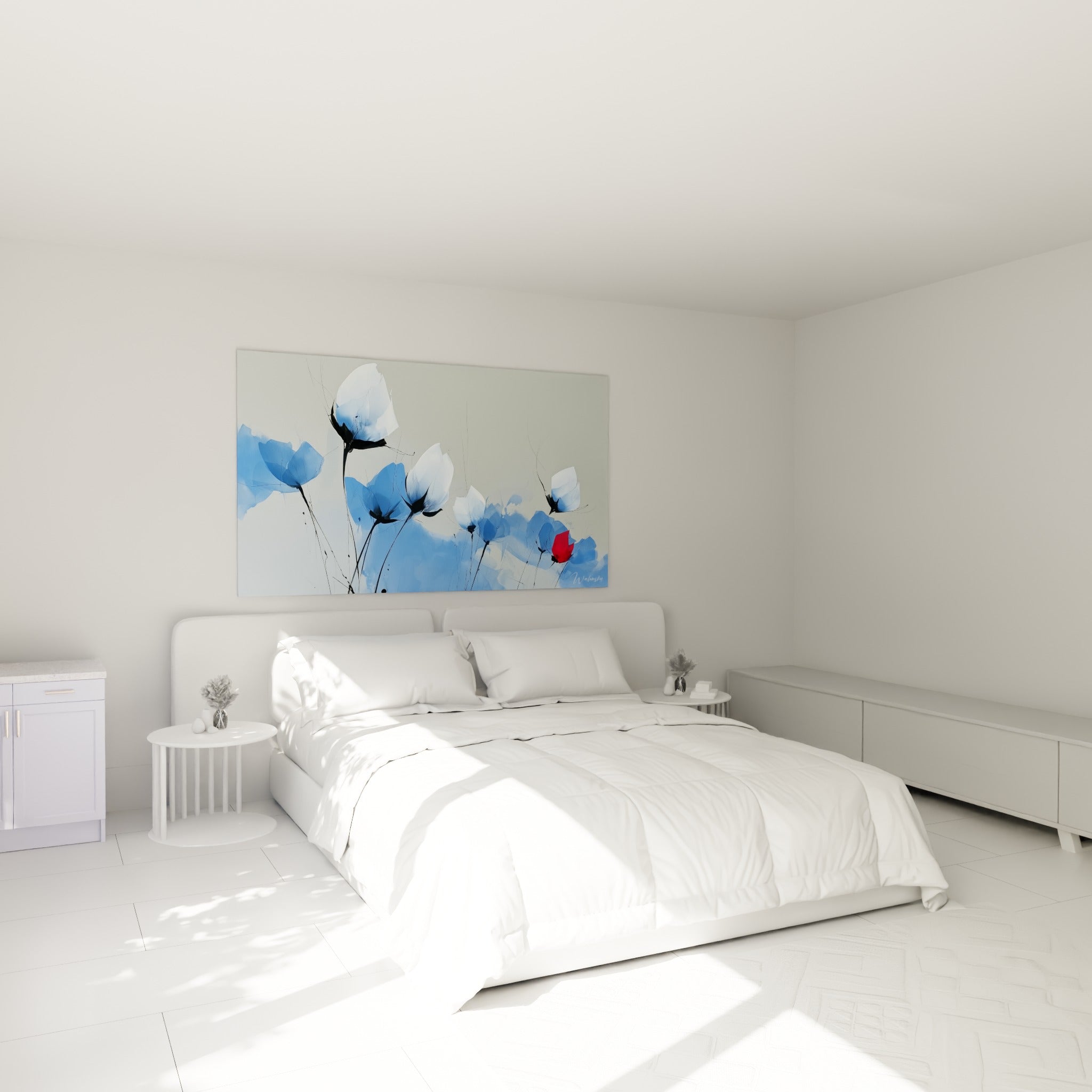 Fleurs bleu pastel et rouge vif ornent ce tableau, accroché au-dessus d'un lit dans une chambre claire