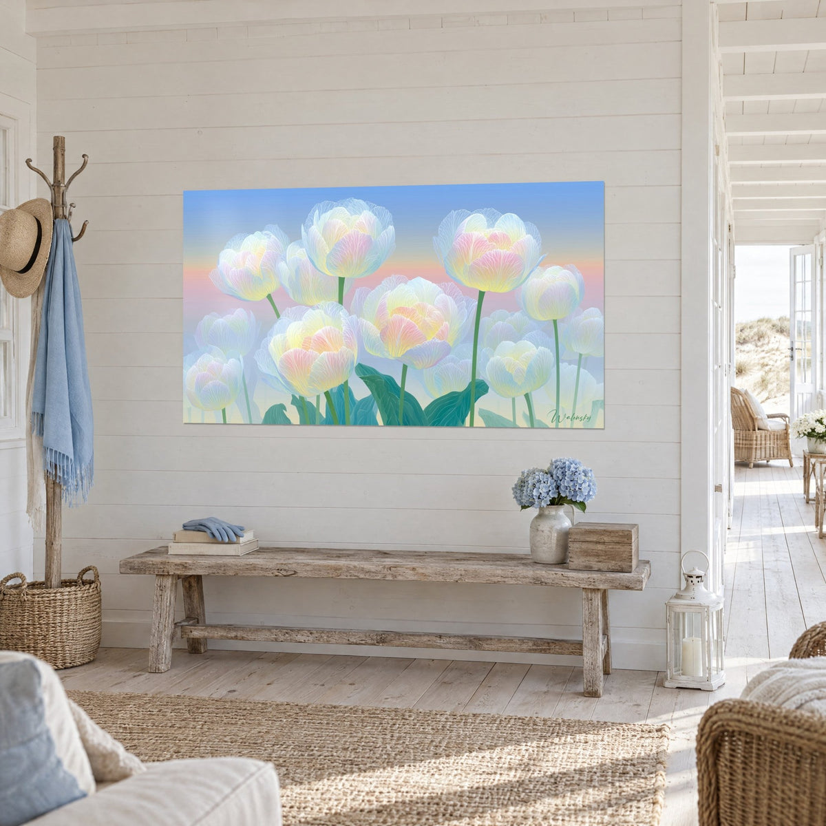 Schilderij bleke pioen-tulpbloemen op een verloop van blauw en koraal, groene stelen, witte latwand, kust