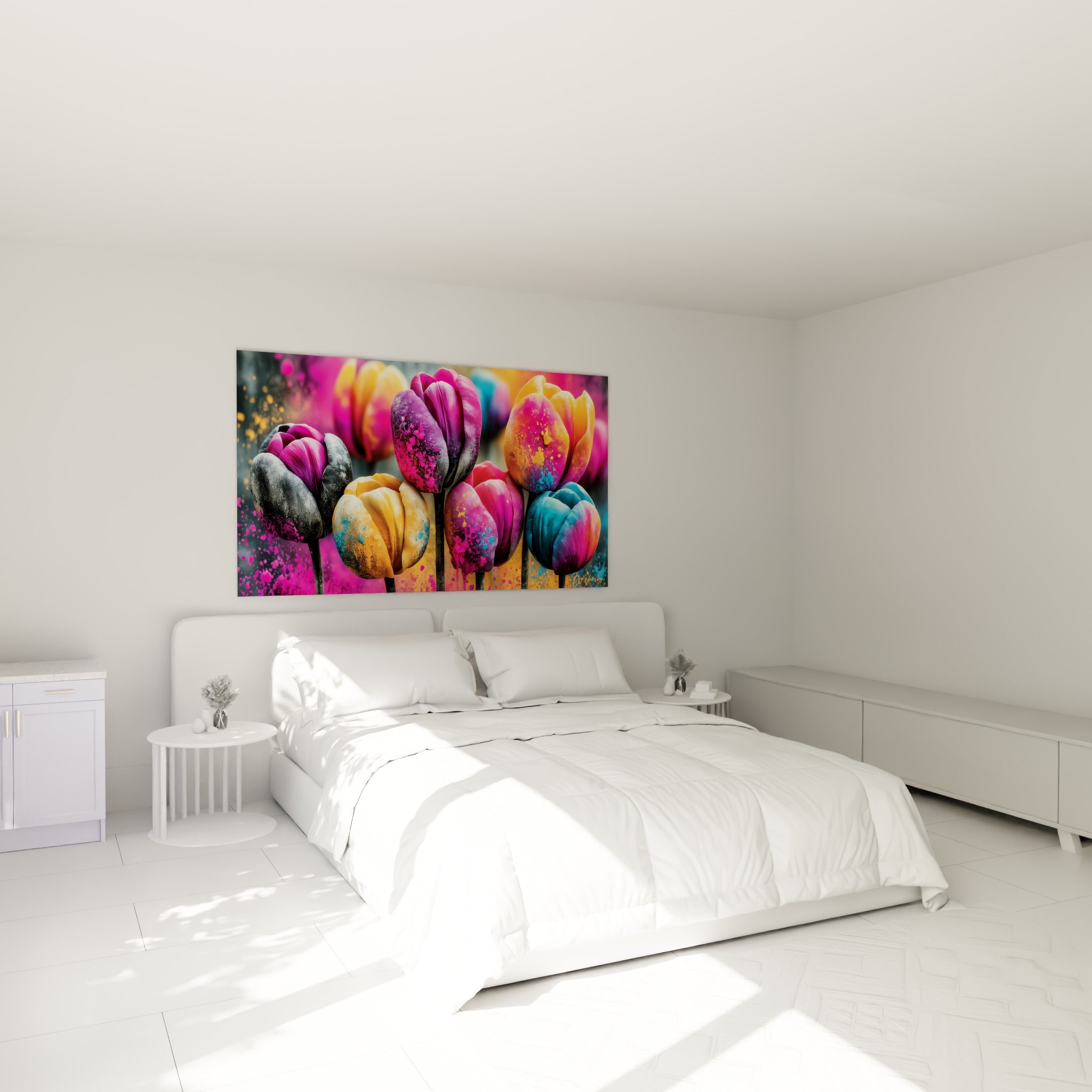 Bouquet de tulipes bleu turquoise et fuchsia éclaboussées, accroché au-dessus d'un lit dans une chambre claire