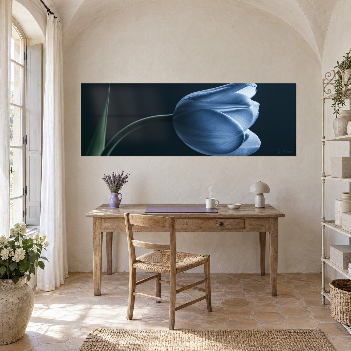 Tableau bouton de tulipe bleu lunaire sur fond noir bleuté, feuille verte en pointe, au-dessus d'un bureau en bois clair