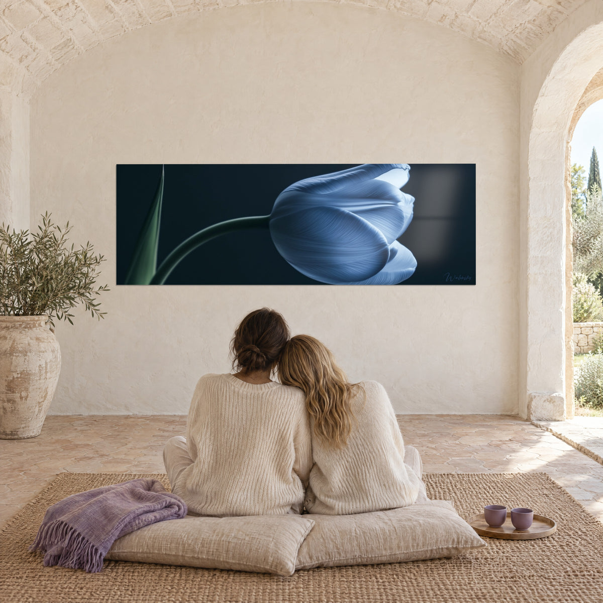 Tableau calice bleu ciel nuancé de blanc, tige verte incurvée sur fond sombre, devant deux femmes assises sur des coussins