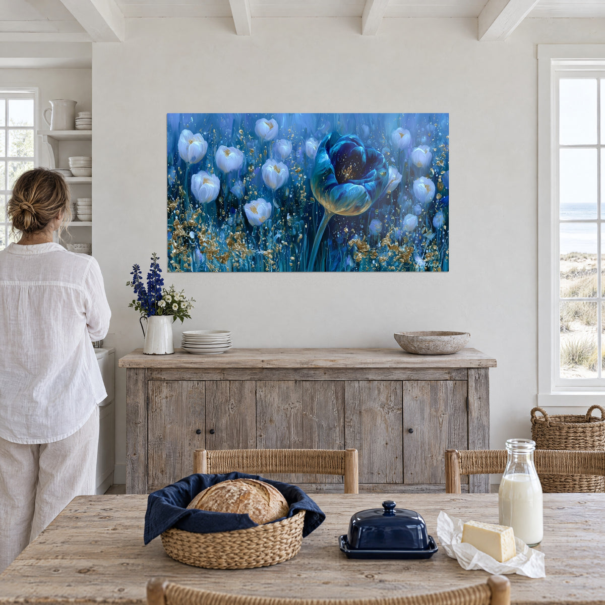 Schilderij van een nachtelijk veld van witte bloemen, diep blauw, gouden glitters, een vrouw van achteren bij een houten dressoir