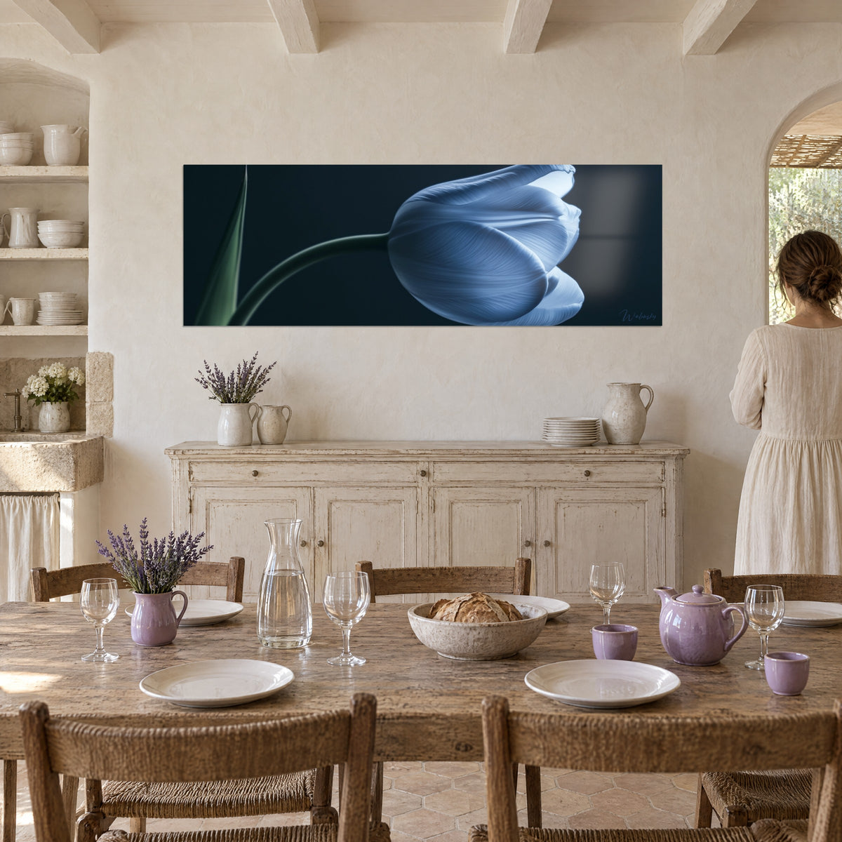 Tableau bulbe floral bleu givré aux veines délicates, feuille vert anthracite, face à une table dressée en terre cuite