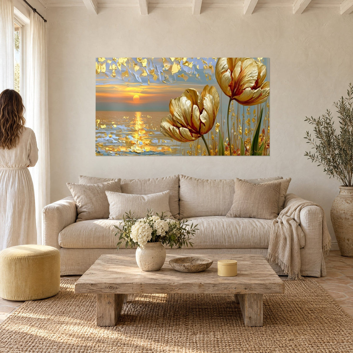 Tableau tulipes dorées face à un soleil couchant, mer orangée et bleu ciel, au-dessus d'un canapé dans un salon lumineux