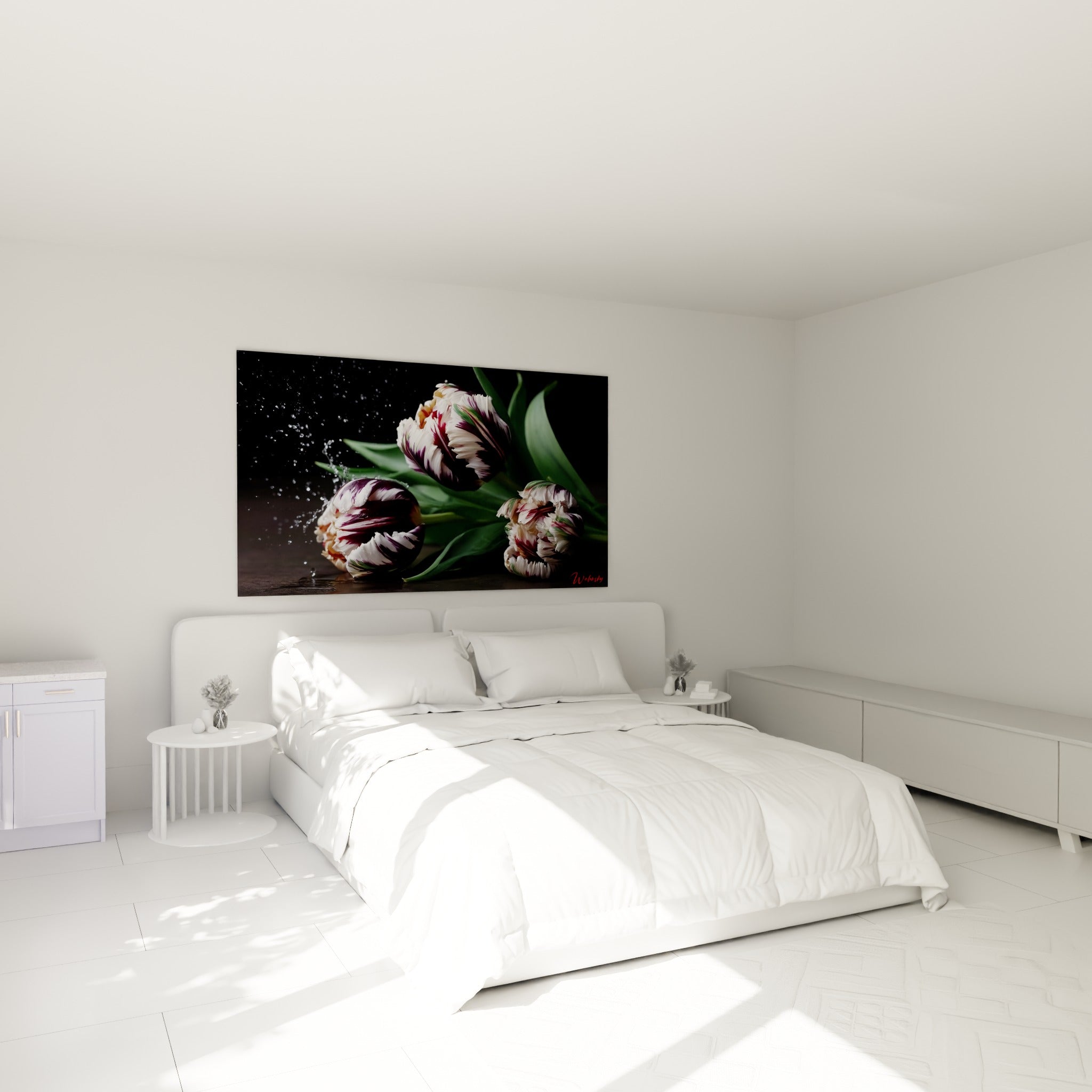 Bouquet de tulipes bordeaux et crème avec gouttes suspendues, au-dessus d'un lit dans une chambre claire