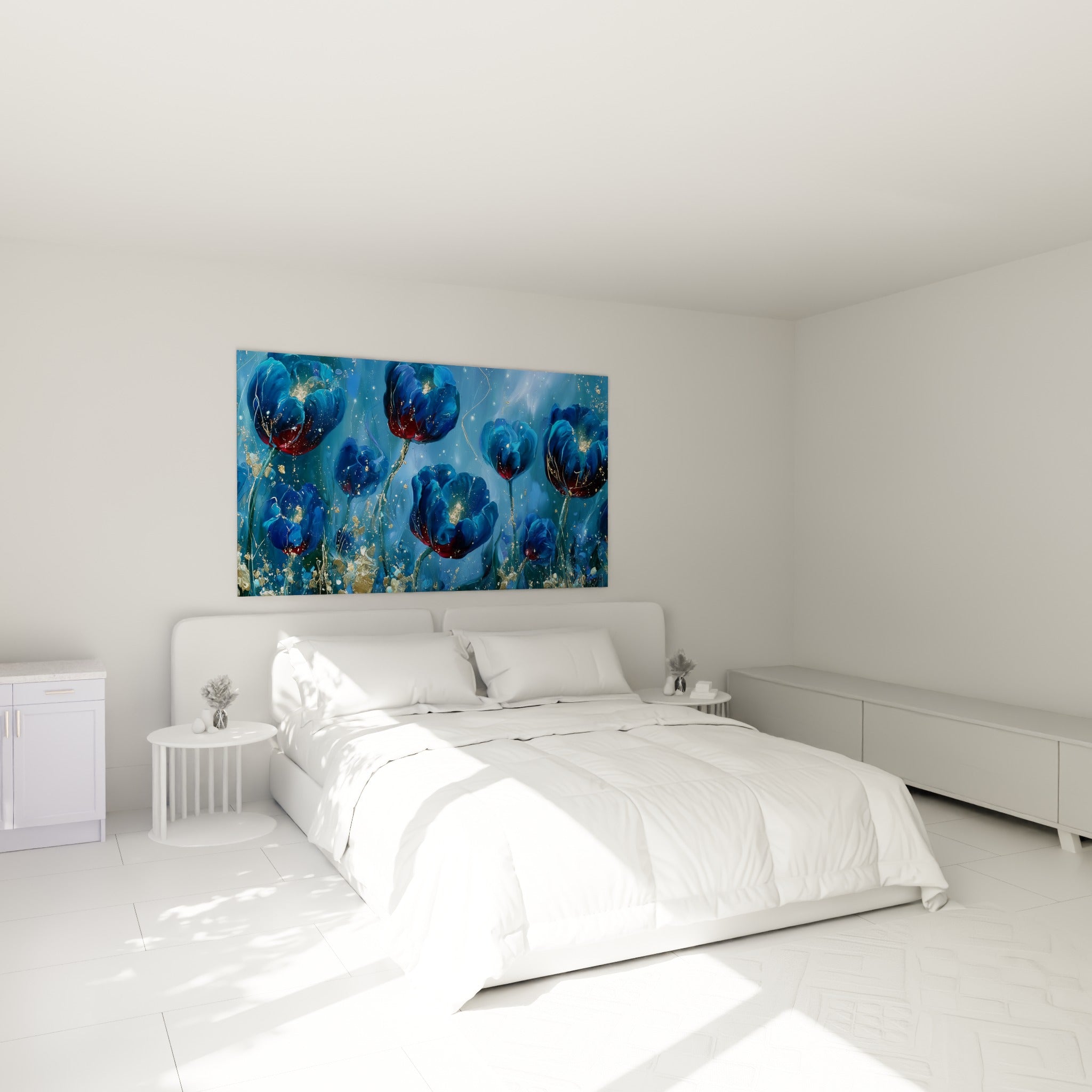 Fleurs de tulipe bleu nuit et bordeaux avec touches dorées accrochées au-dessus d'un lit dans une chambre claire