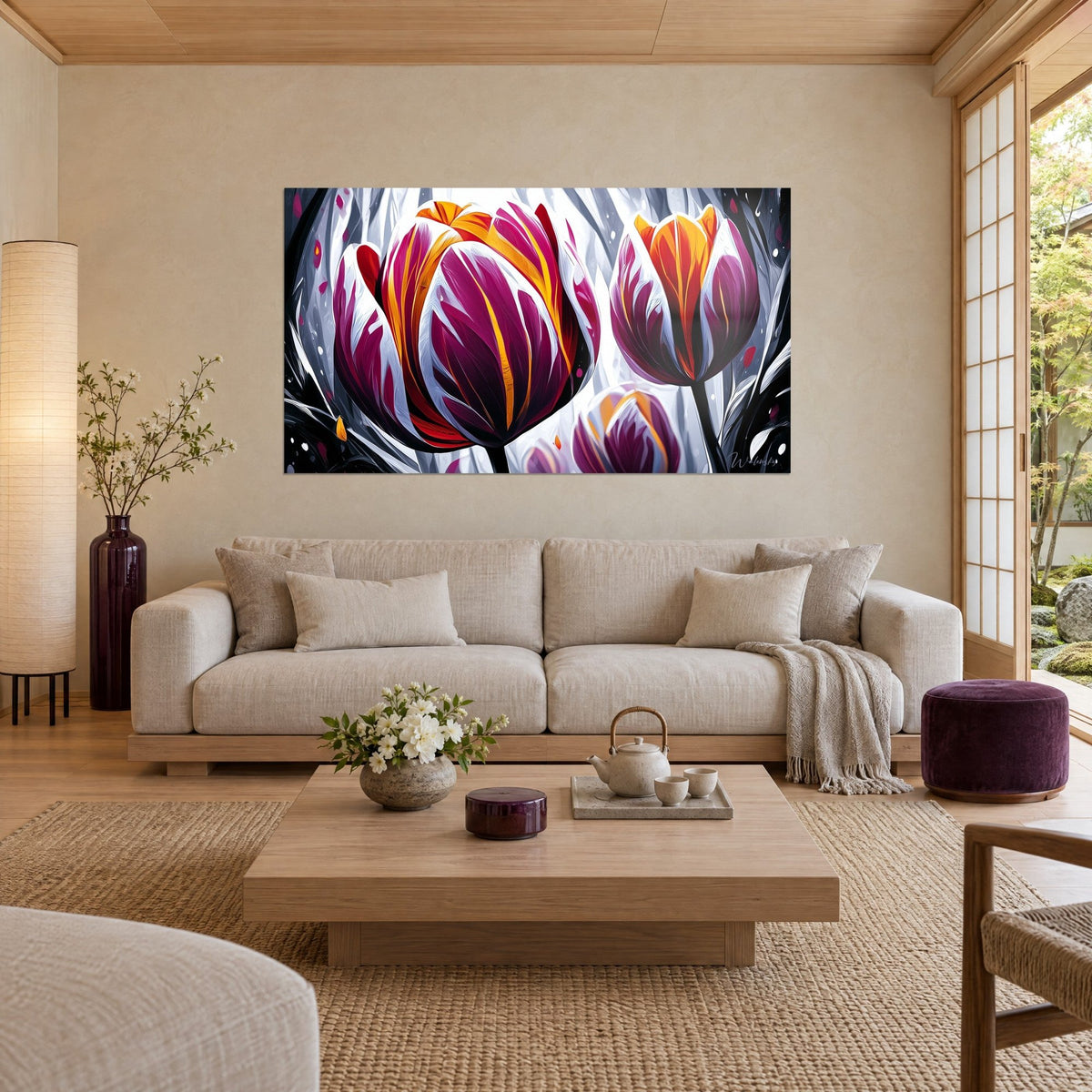 Schilderij paarse tulpen met gouden vlammen, wit gestreepte bloembladen op grijze achtergrond, boven een bank in een lichte woonkamer