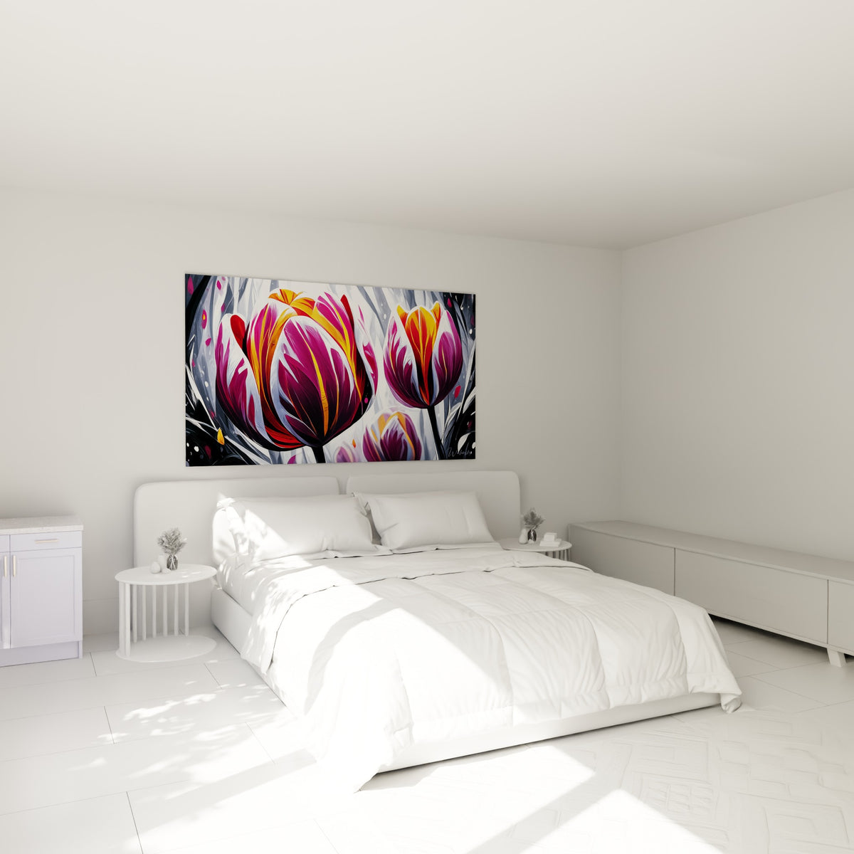 Fleur de tulipe bordeaux et orangée au-dessus d'un lit dans une chambre claire