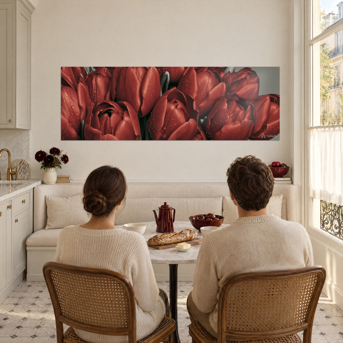 Tableau gerbe de tulipes cramoisies luisantes de rosée, sur fond gris perle, face à deux convives dans une cuisine ouverte