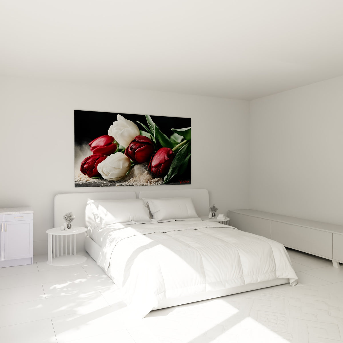 Bouquet de tulipes bordeaux et blanches déployé au-dessus d'un lit dans une chambre claire