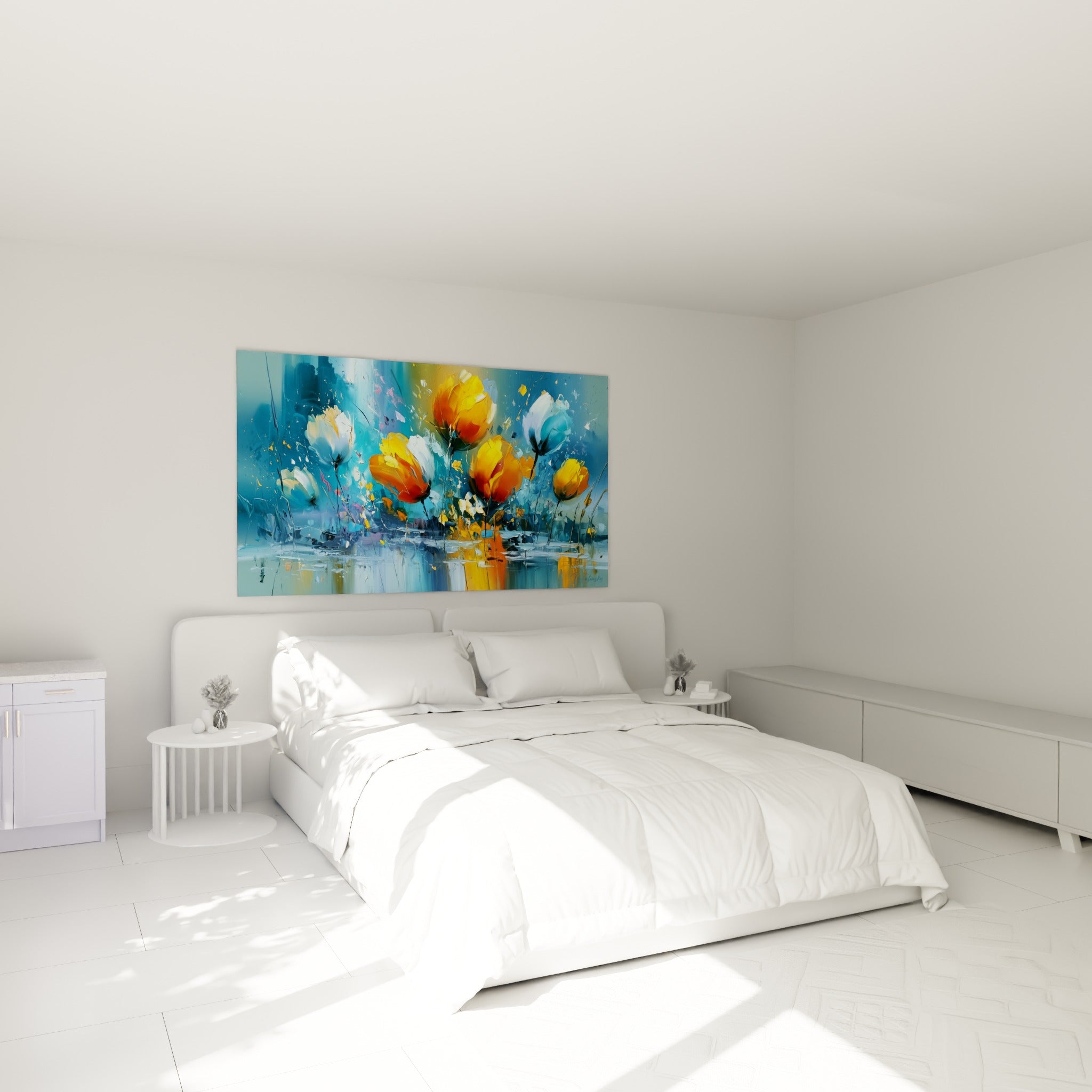 Bouquet de tulipes orangées et bleu turquoise accroché au-dessus d'un lit dans une chambre claire