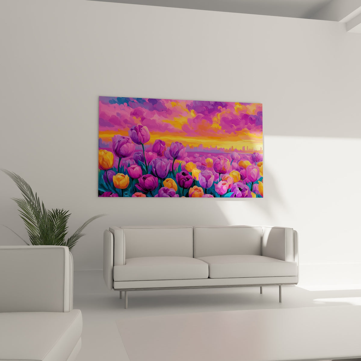 Bouquet de tulipes violettes et orangées sous un crépuscule flamboyant, au-dessus d'un canapé dans un salon lumineux