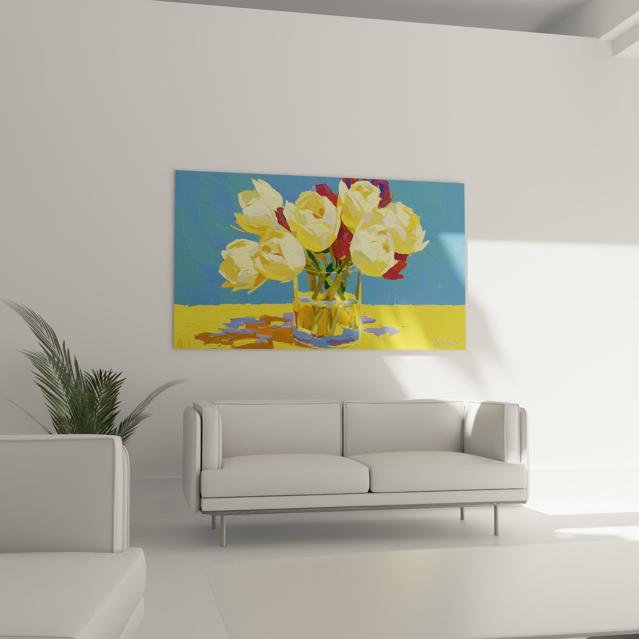 Vase transparent débordant de tulipes crème et rouge bordeaux, au-dessus d'un canapé dans un salon lumineux