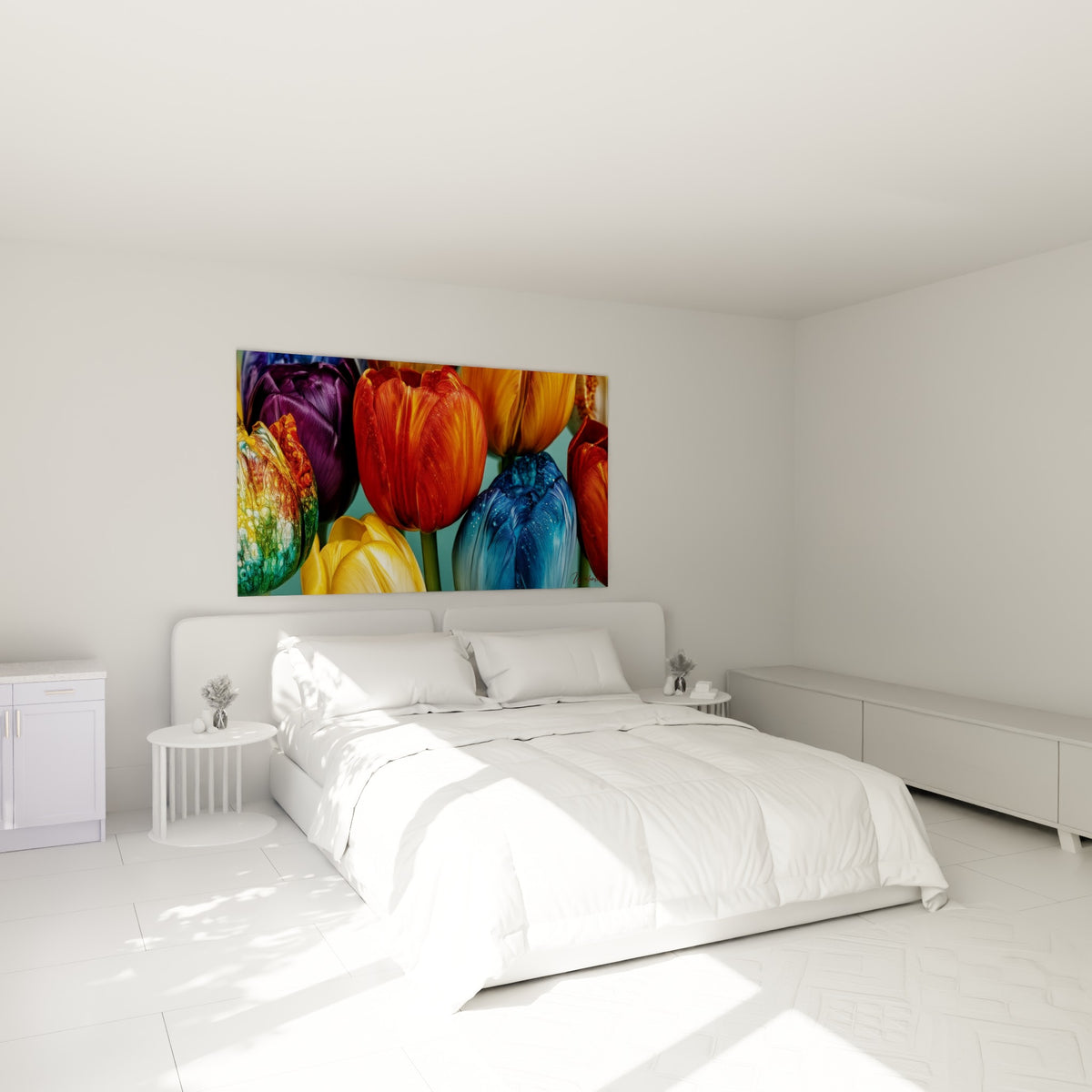 Bouquet de tulipes rouge et bleu marine aux reflets satinés, au-dessus d'un lit dans une chambre claire