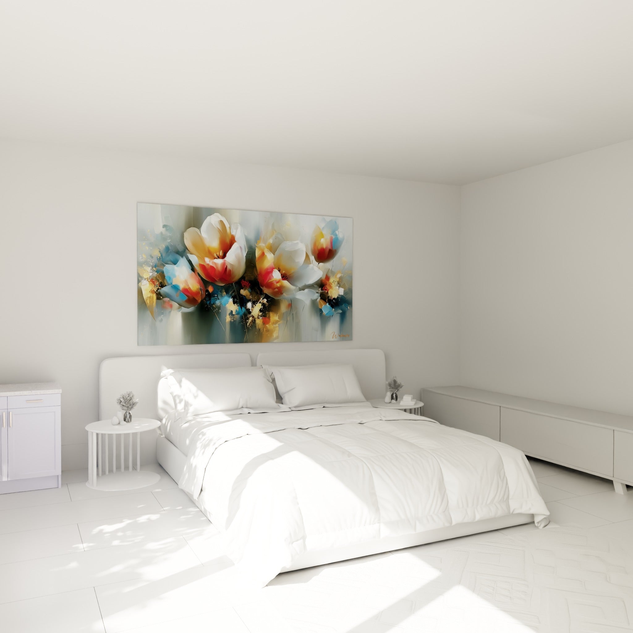 Bouquet de tulipes blanches et corail aux touches dorées, accroché au-dessus d'un lit dans une chambre claire