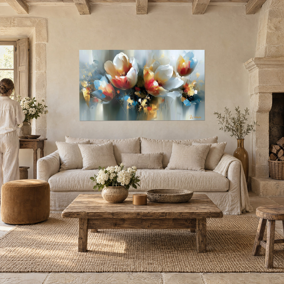 Tableau bouquet de tulipes ivoire et rouge aux éclats dorés, personne de dos au-dessus d'un canapé dans un salon lumineux