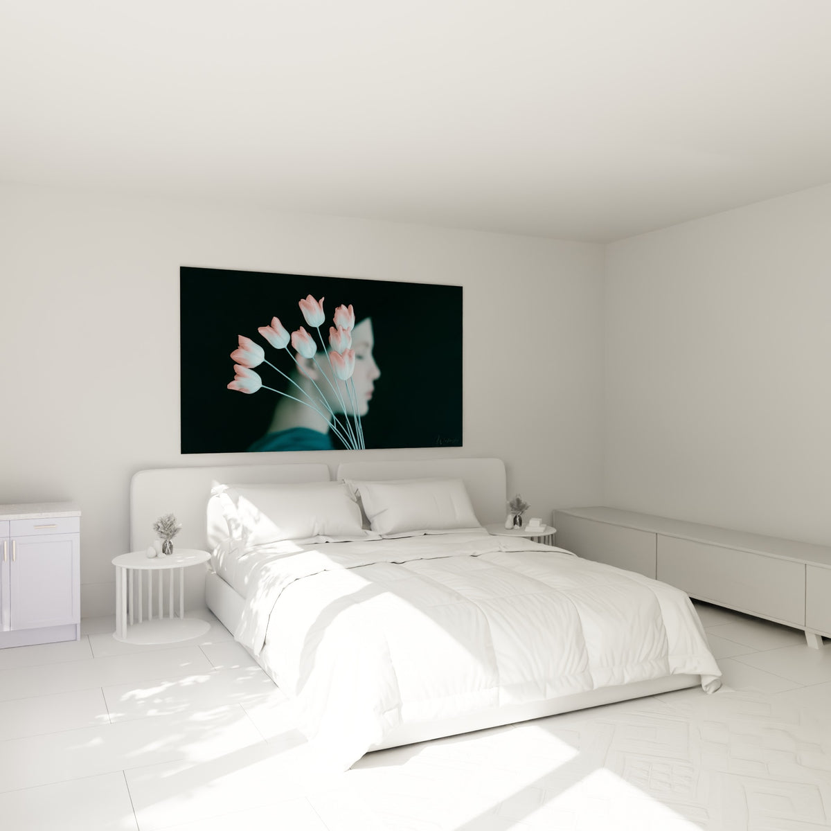 Tulipes roses aux tiges bleu pastel accrochées au-dessus d'un lit dans une chambre claire