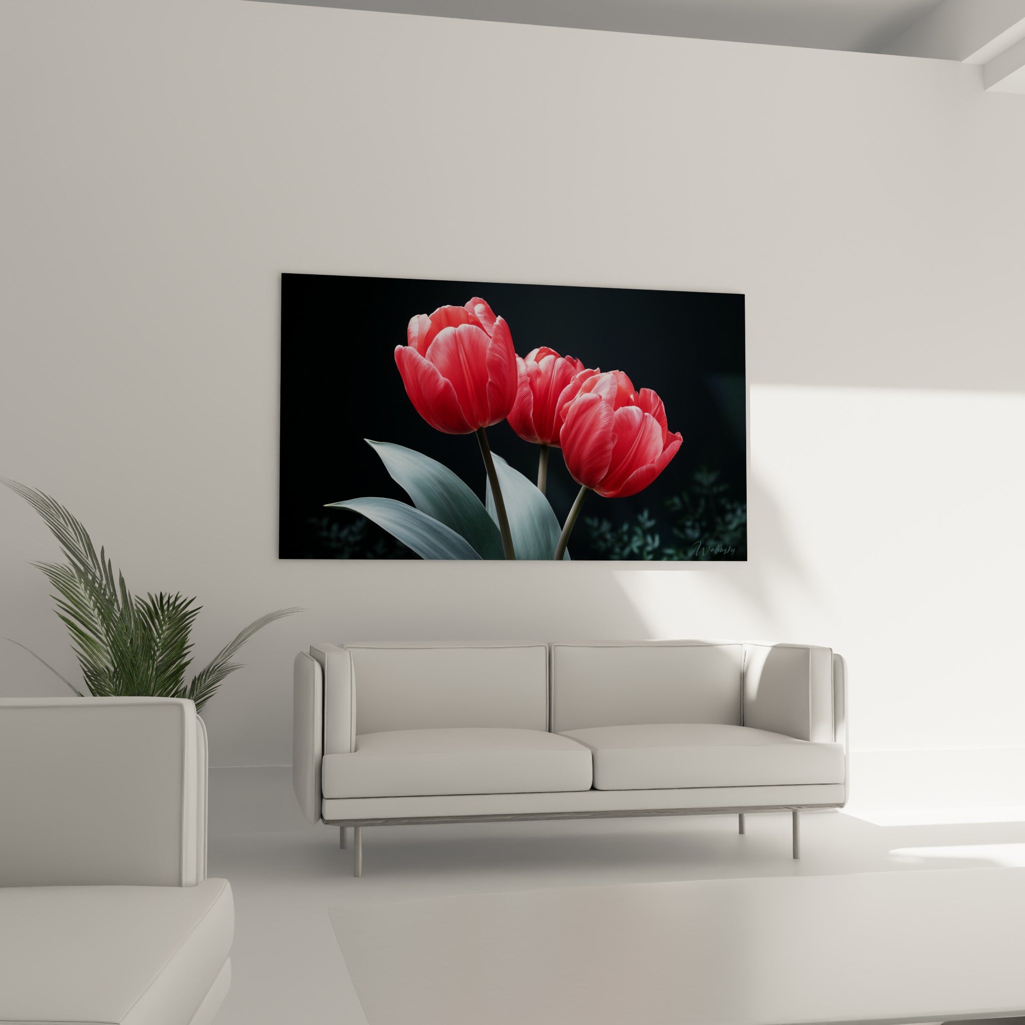 Bouquet de tulipes corail et feuillage gris-vert accroché au-dessus d'un canapé dans un salon lumineux