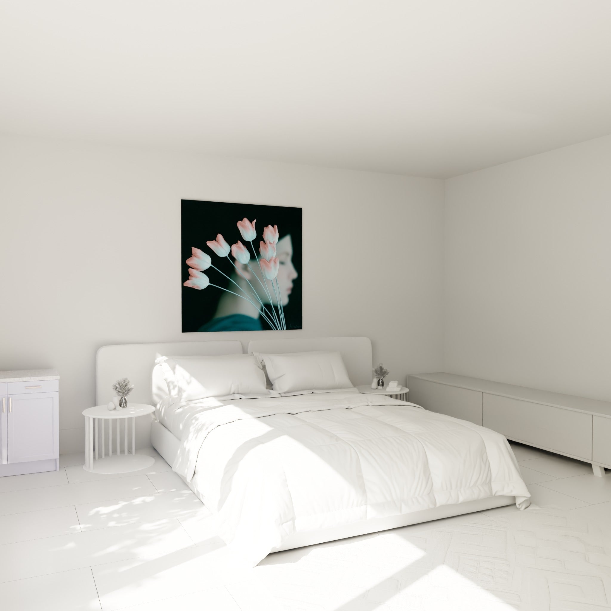 Bouquet de tulipes roses aux tiges bleu pâle accroché au-dessus d'un lit dans une chambre claire