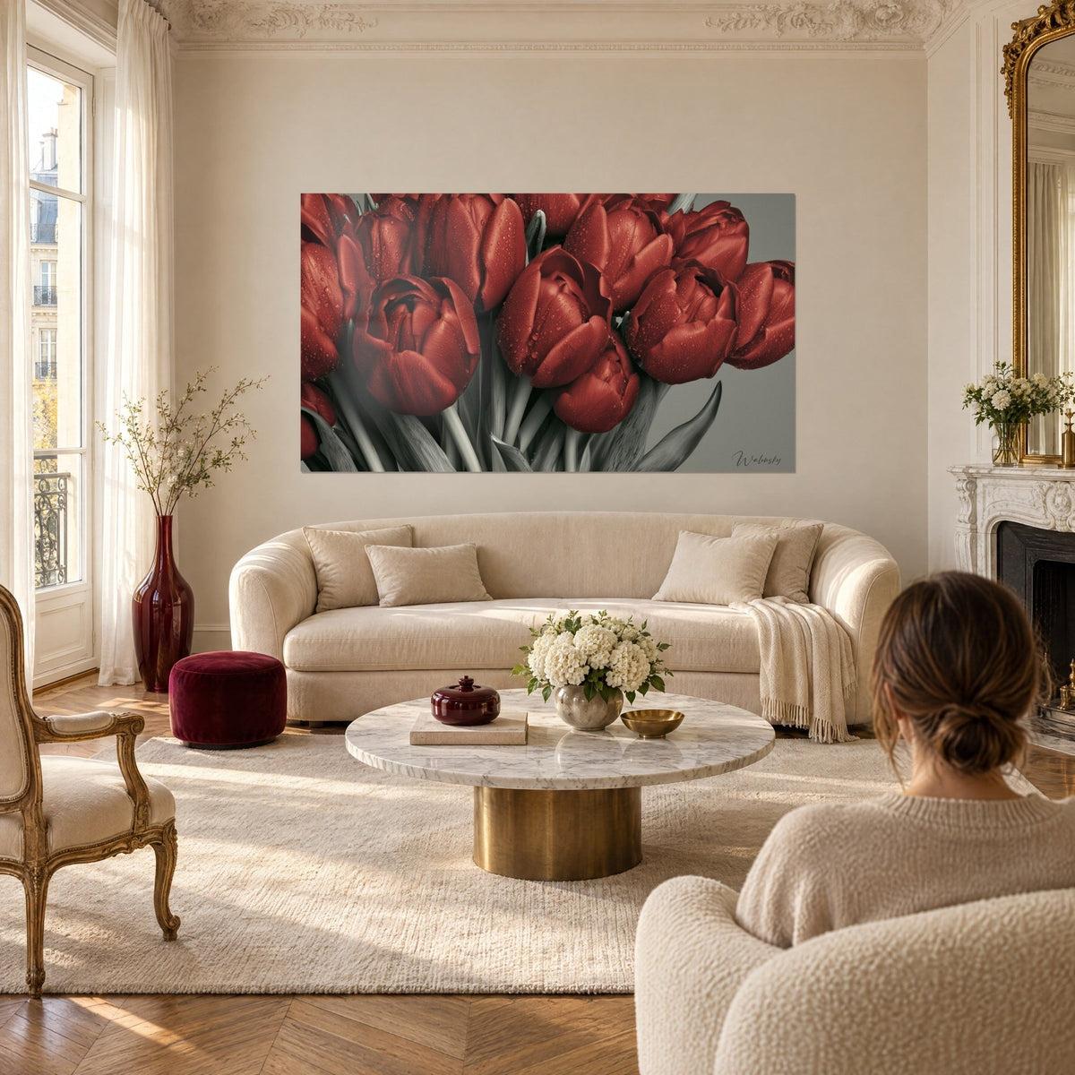 Tableau tulipes rouge carmin sur fond gris, gouttelettes perlées sur les pétales, au-dessus d'un canapé dans un salon lumineux