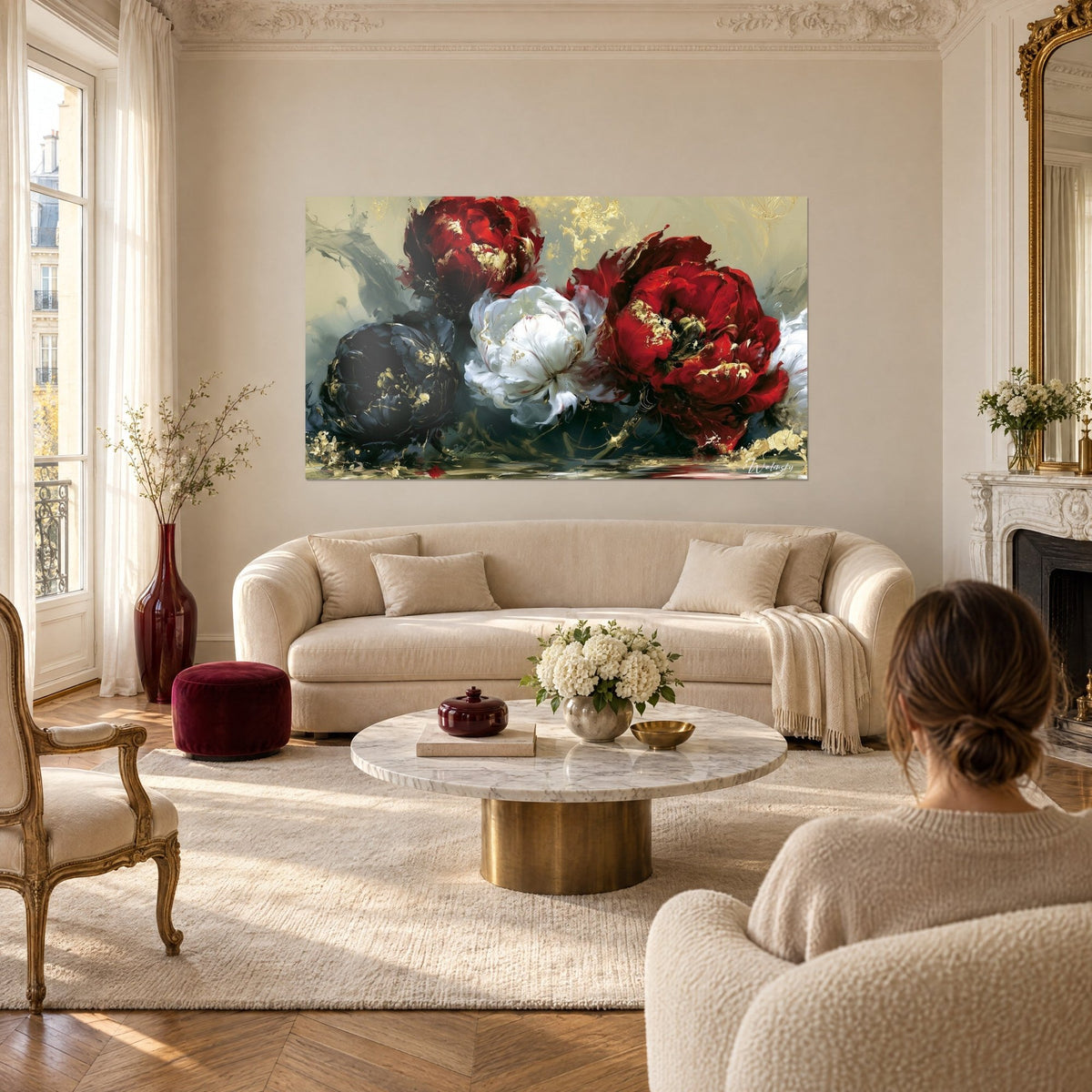 Tableau pivoines rouge carmin et blanc nacré aux touches d'or, fond noir de fumée, au-dessus d'un canapé dans un salon lumineux