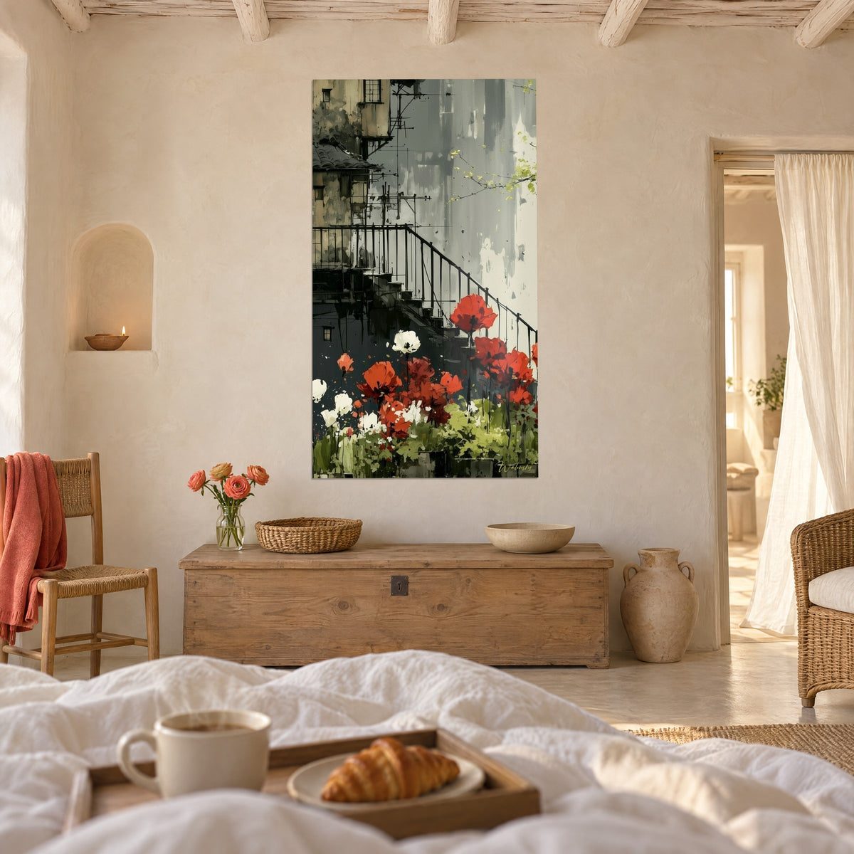 Tableau bouquet rouge vif et blanc au pied d'un escalier extérieur, murs gris, plaid de lin froissé, au-dessus d'un lit dans une chambre claire