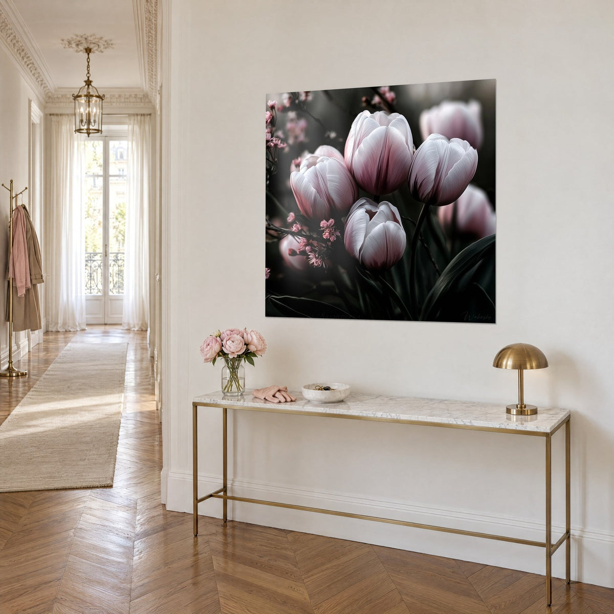 Cuadro ramo de tulipanes nacarados, pétalos marfil y rosa empolvado, ramas de cerezo, sobre una pared beige con consola dorada