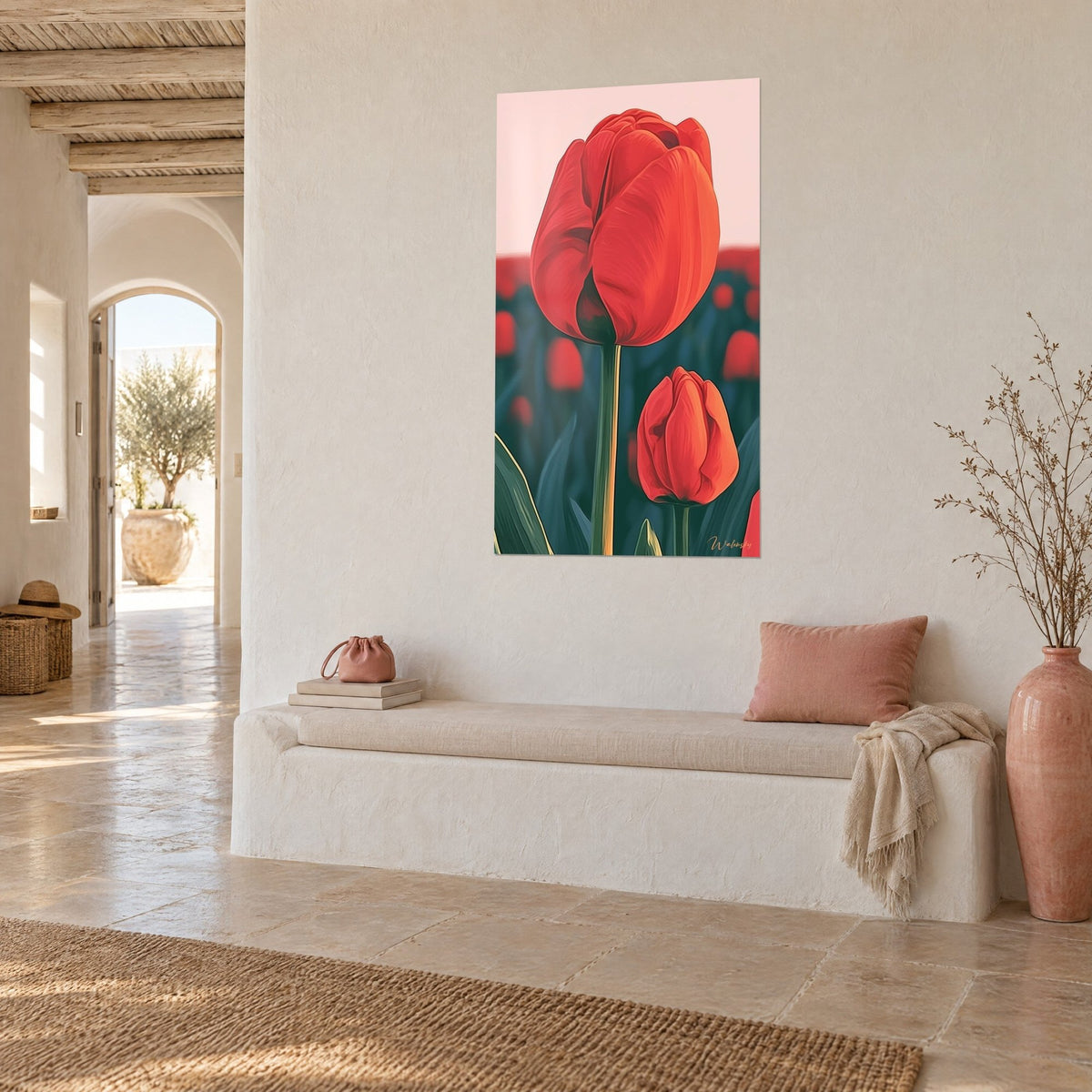 Schilderij scharlakenrode bloem op een lange groene steel, lichtroze lucht, driekwart zicht opgehangen in een Mediterraans huis